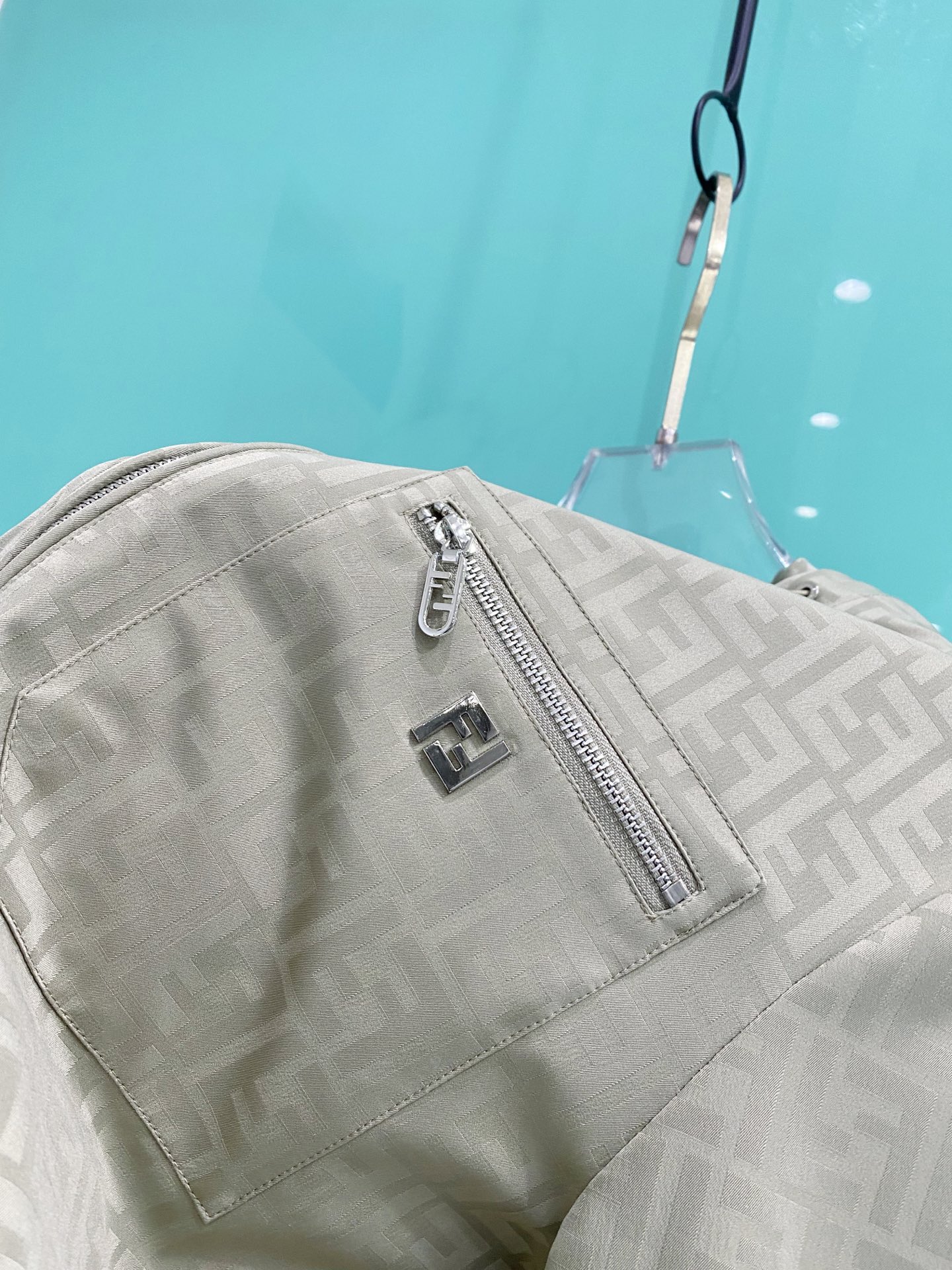 Fendi 芬迪 2026ss春季新款连帽夹克外套全高端版本！高定专柜面料辅料，透气舒适度高，细节无可挑