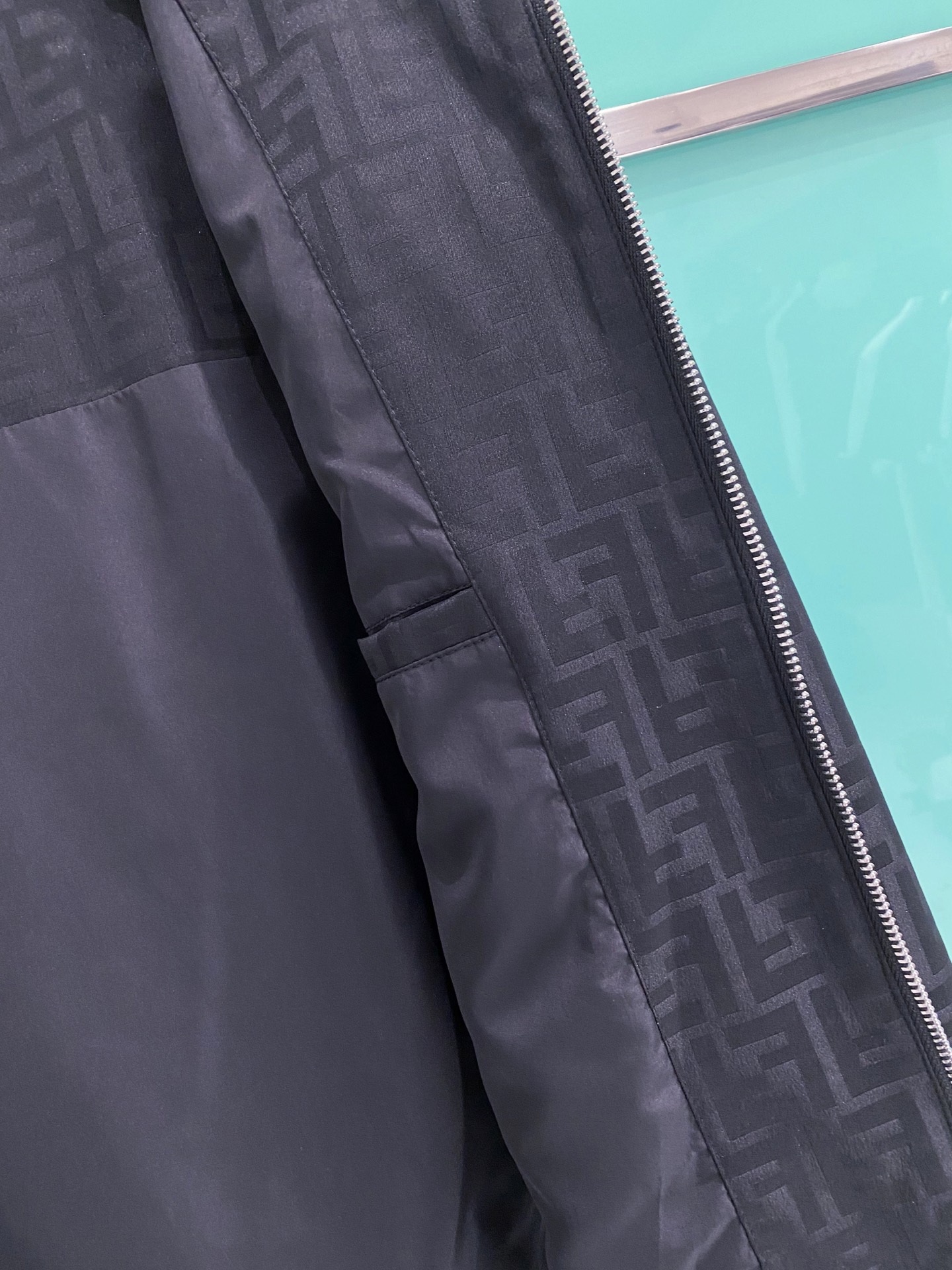 Fendi 芬迪 2026ss春季新款连帽夹克外套全高端版本！高定专柜面料辅料，透气舒适度高，细节无可挑