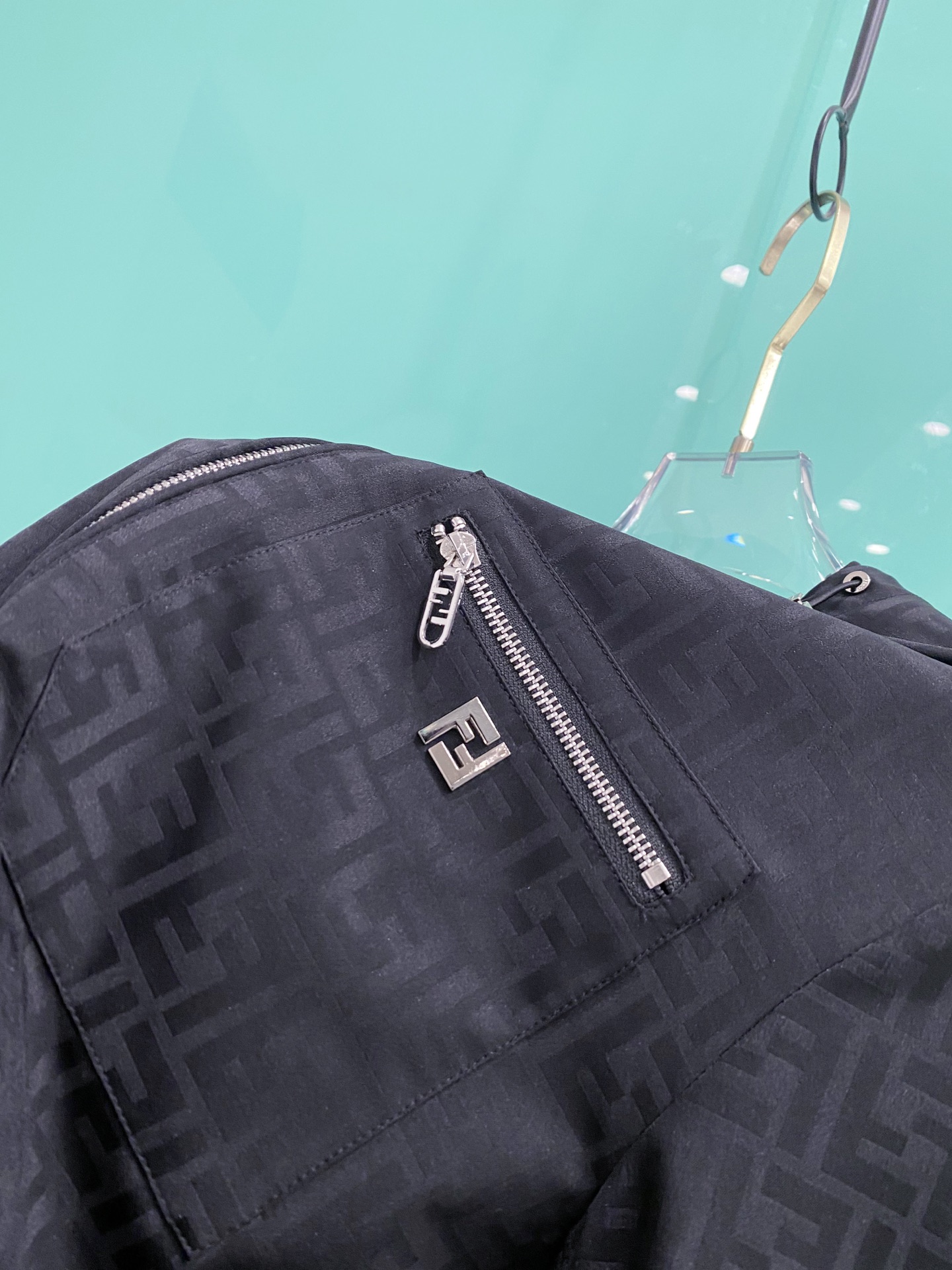 Fendi 芬迪 2026ss春季新款连帽夹克外套全高端版本！高定专柜面料辅料，透气舒适度高，细节无可挑