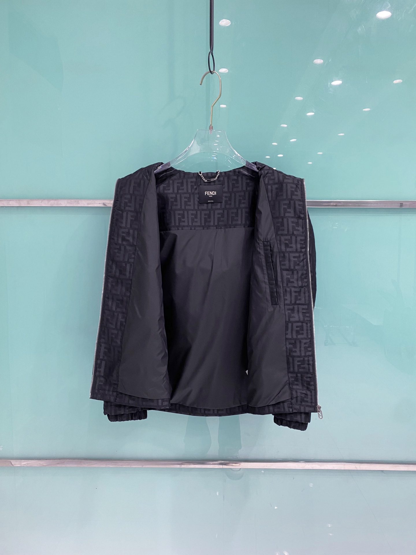Fendi 芬迪 2026ss春季新款连帽夹克外套全高端版本！高定专柜面料辅料，透气舒适度高，细节无可挑