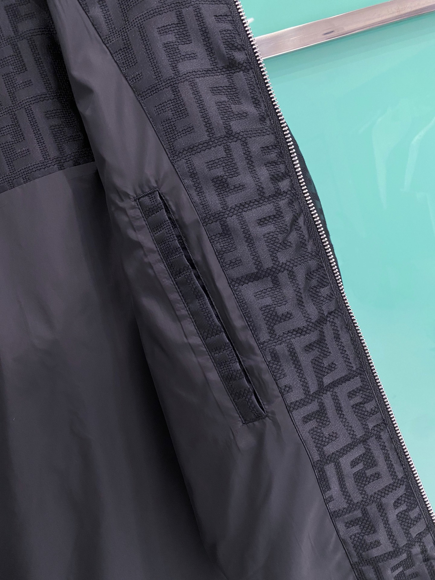 Fendi 芬迪 2026ss春季新款连帽夹克外套全高端版本！高定专柜面料辅料，透气舒适度高，细节无可挑