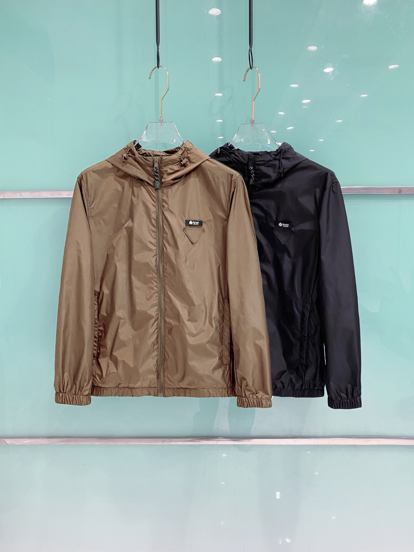 Prada 普拉达 2026ss春夏新款连帽休闲夹克外套，专柜同步新品发售，商务休闲两不误！三角标彰显品