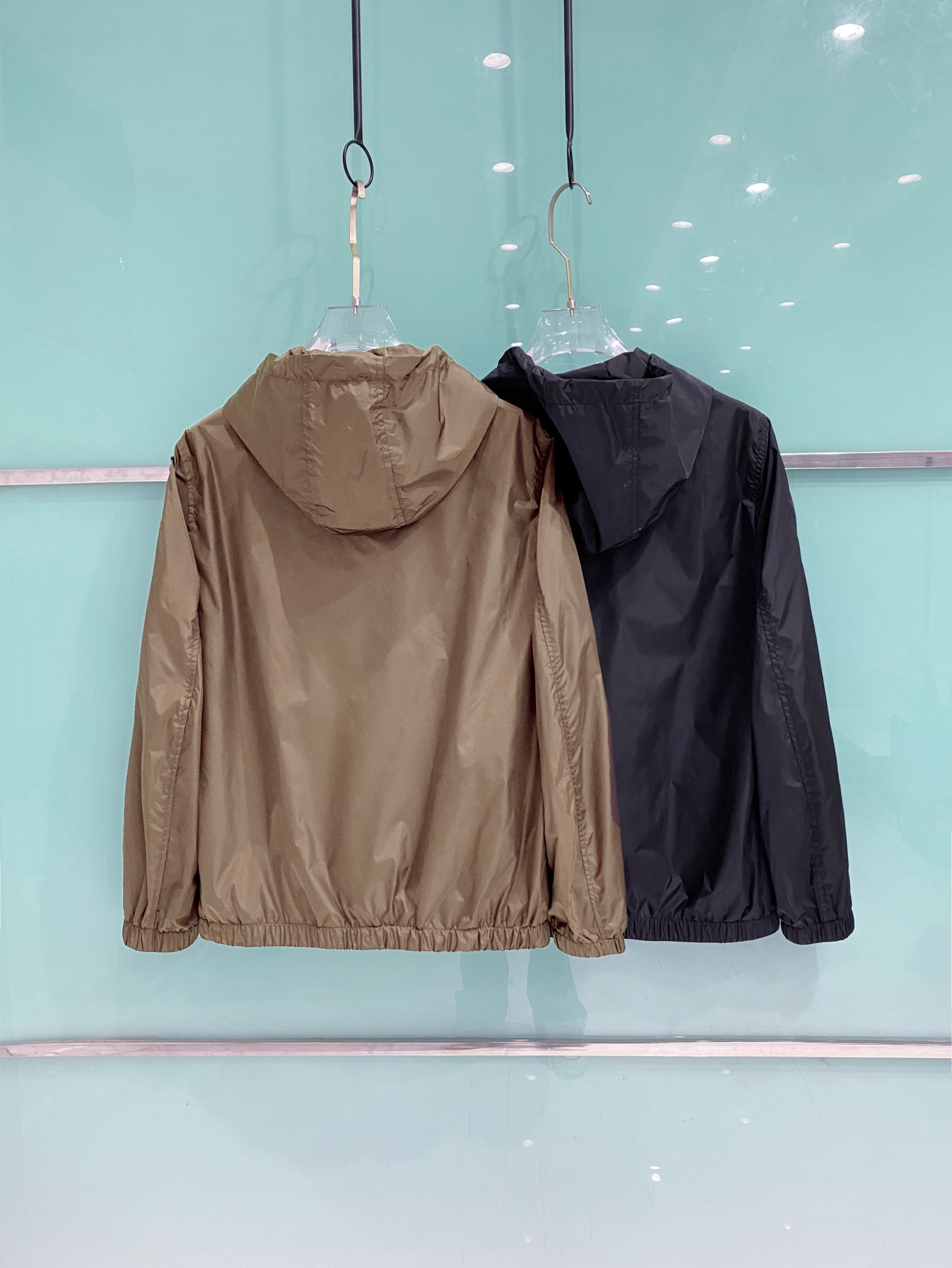 Prada 普拉达 2026ss春夏新款连帽休闲夹克外套，专柜同步新品发售，商务休闲两不误！三角标彰显品