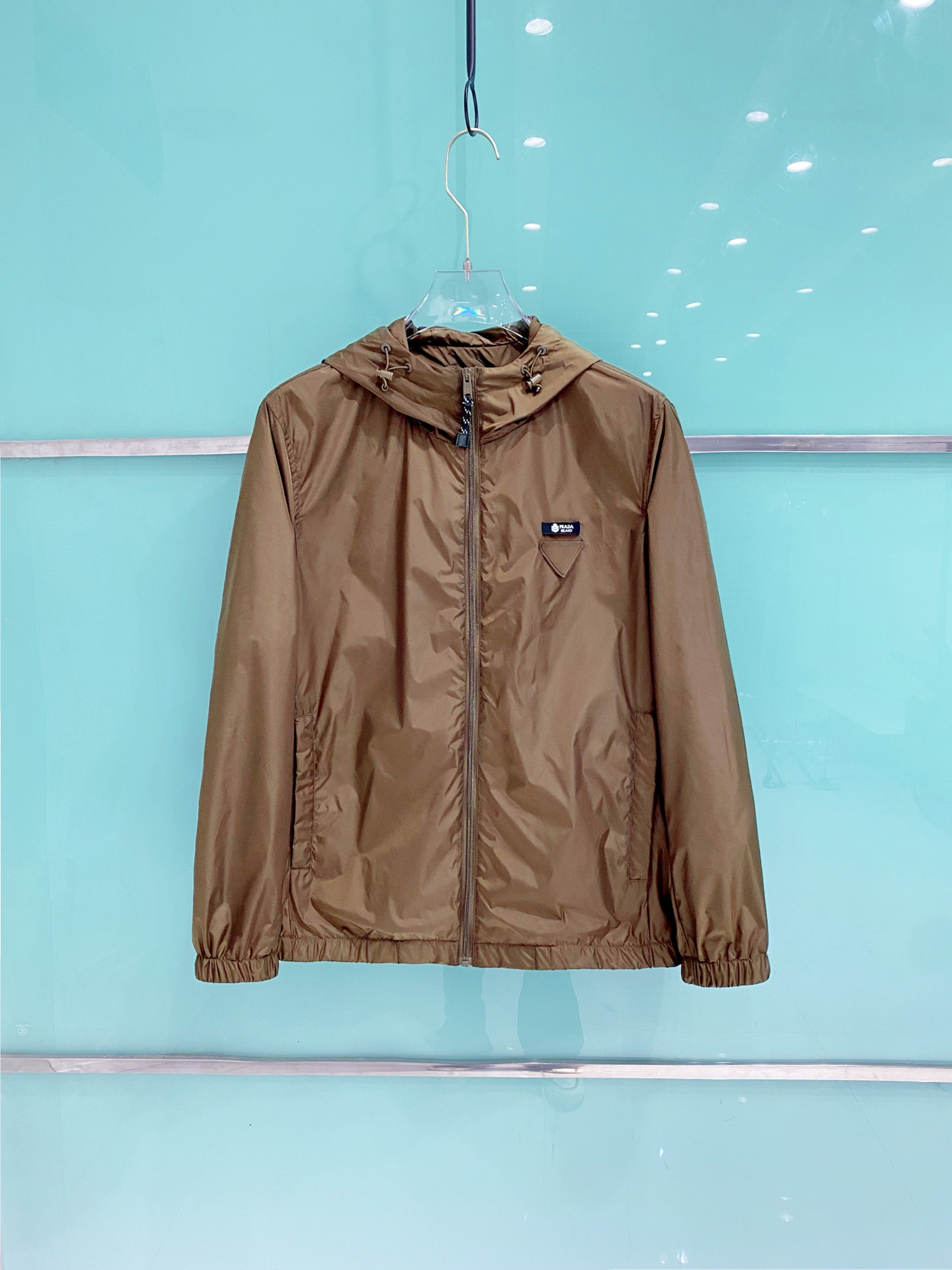 Prada 普拉达 2026ss春夏新款连帽休闲夹克外套，专柜同步新品发售，商务休闲两不误！三角标彰显品