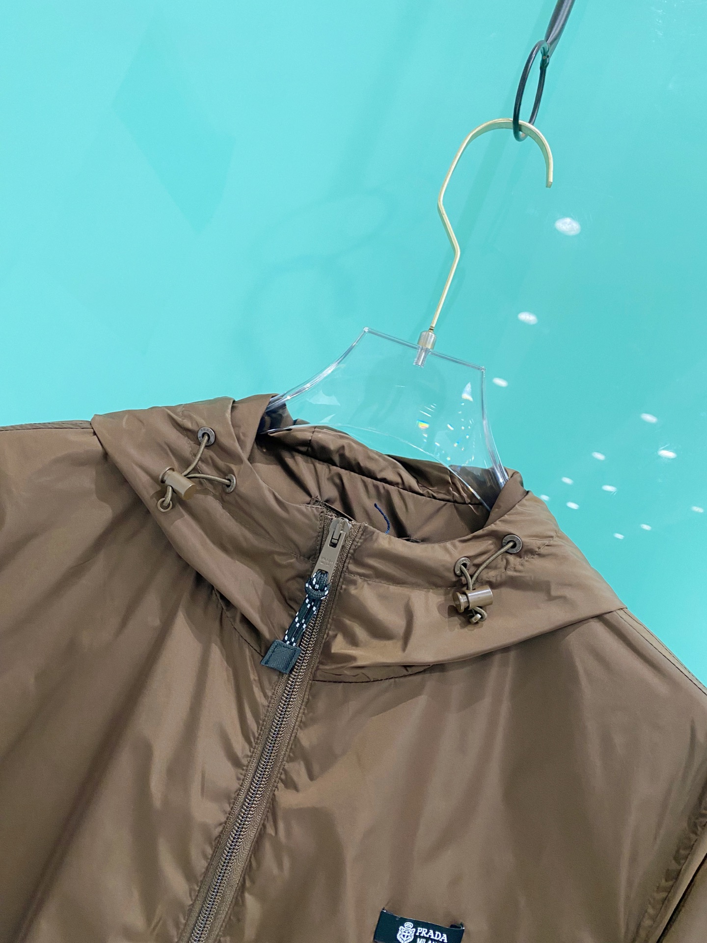 Prada 普拉达 2026ss春夏新款连帽休闲夹克外套，专柜同步新品发售，商务休闲两不误！三角标彰显品