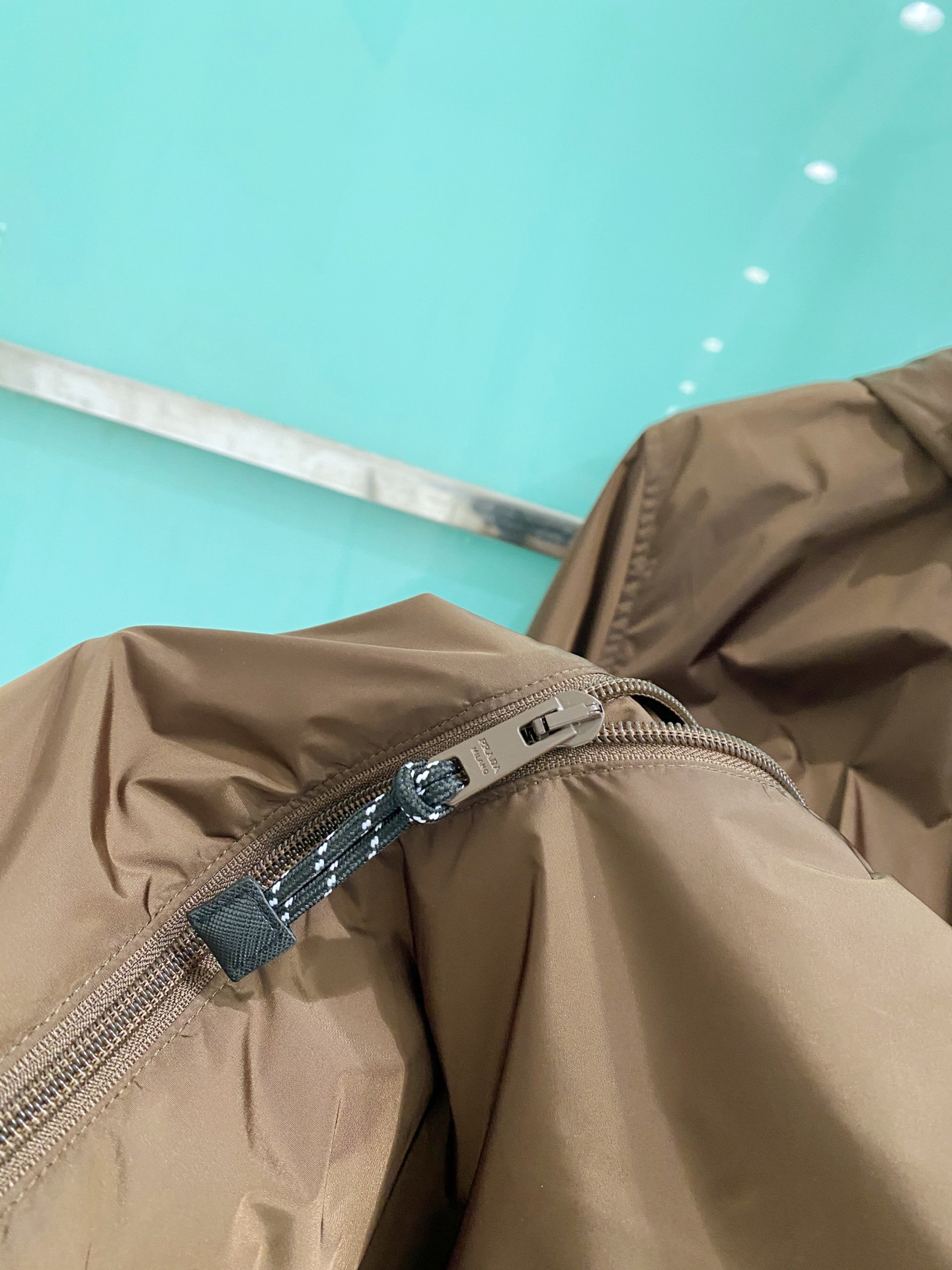 Prada 普拉达 2026ss春夏新款连帽休闲夹克外套，专柜同步新品发售，商务休闲两不误！三角标彰显品