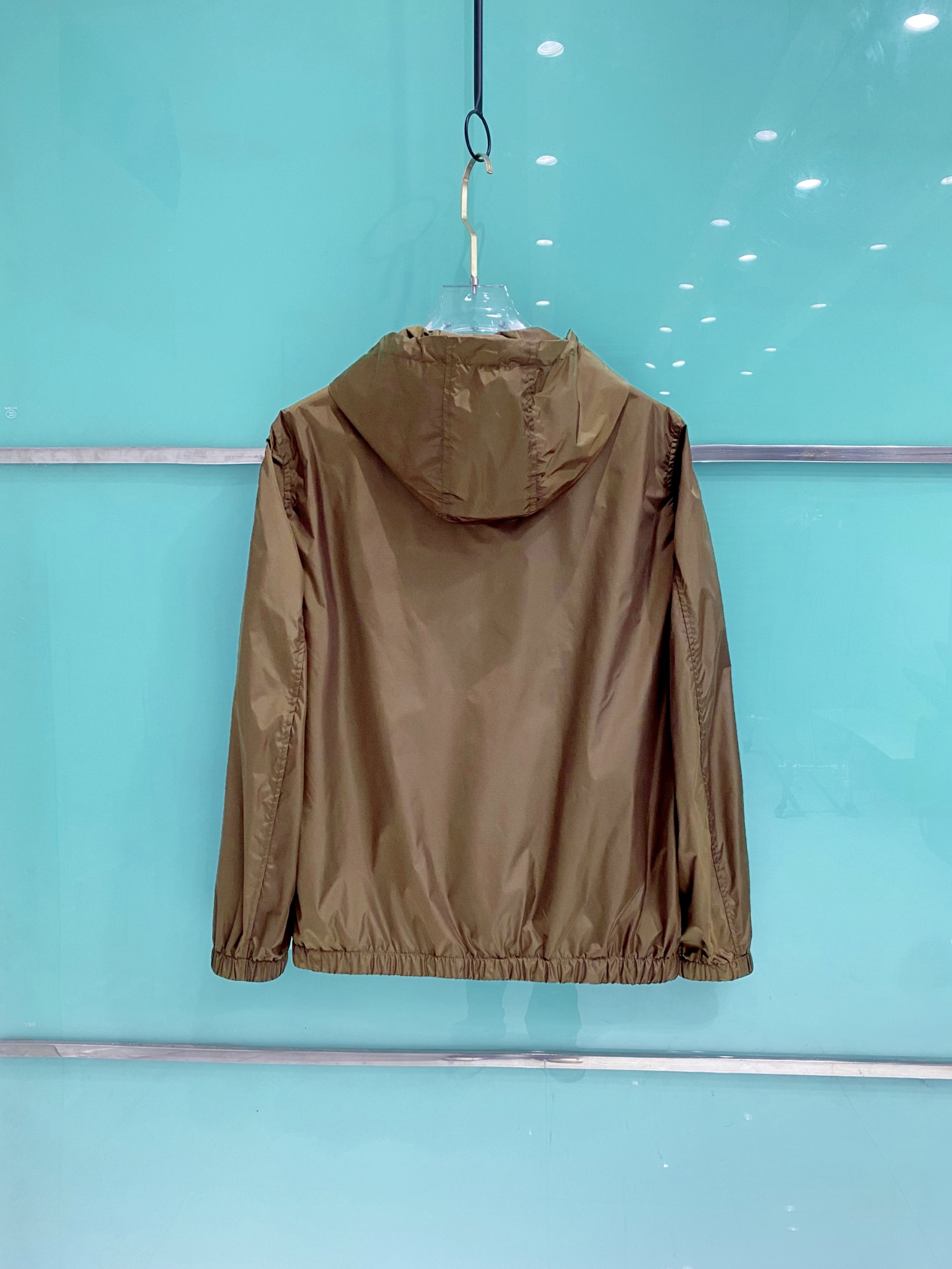 Prada 普拉达 2026ss春夏新款连帽休闲夹克外套，专柜同步新品发售，商务休闲两不误！三角标彰显品