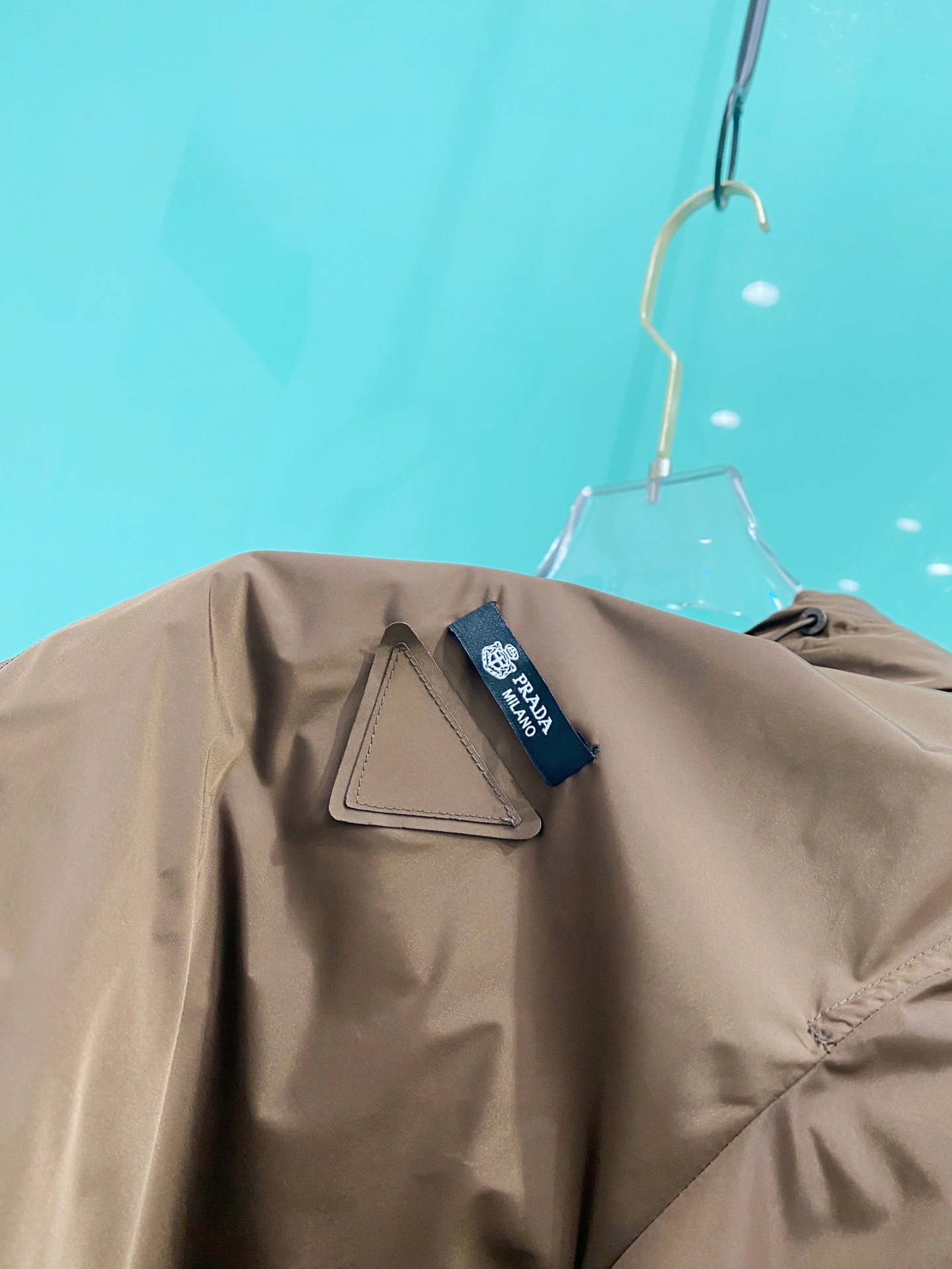 Prada 普拉达 2026ss春夏新款连帽休闲夹克外套，专柜同步新品发售，商务休闲两不误！三角标彰显品