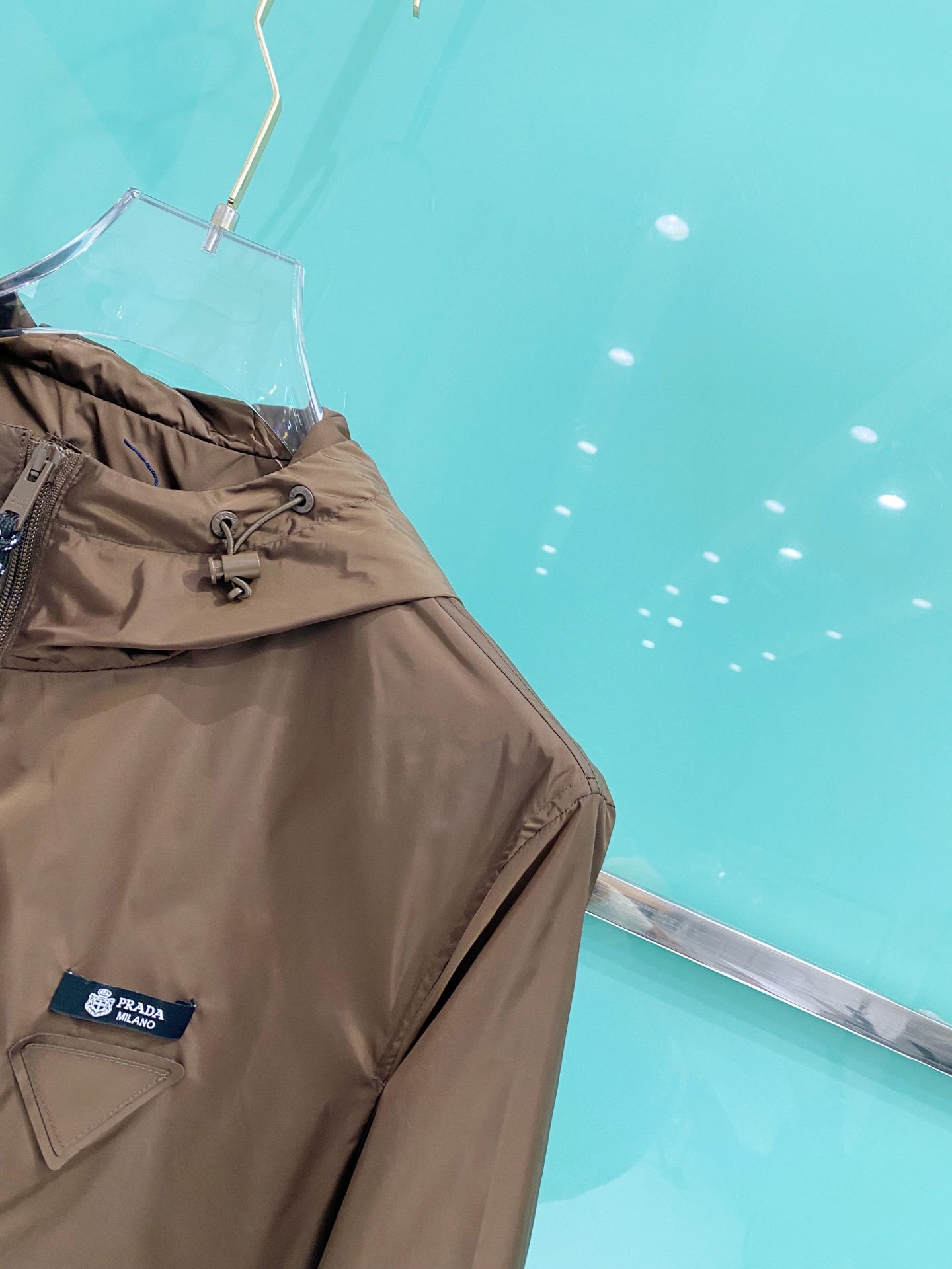 Prada 普拉达 2026ss春夏新款连帽休闲夹克外套，专柜同步新品发售，商务休闲两不误！三角标彰显品