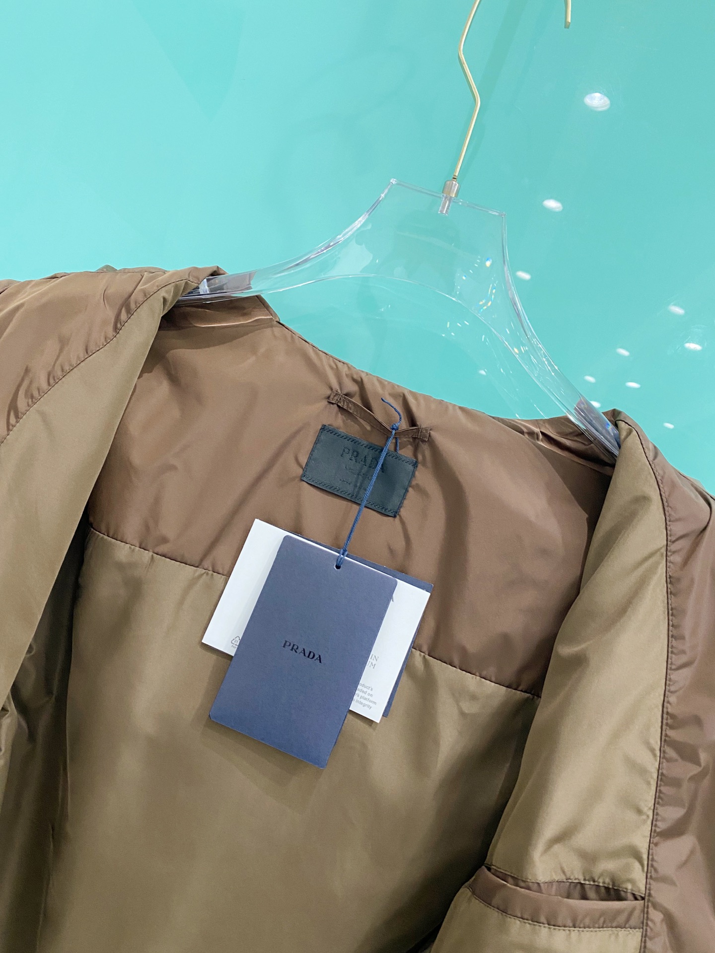 Prada 普拉达 2026ss春夏新款连帽休闲夹克外套，专柜同步新品发售，商务休闲两不误！三角标彰显品