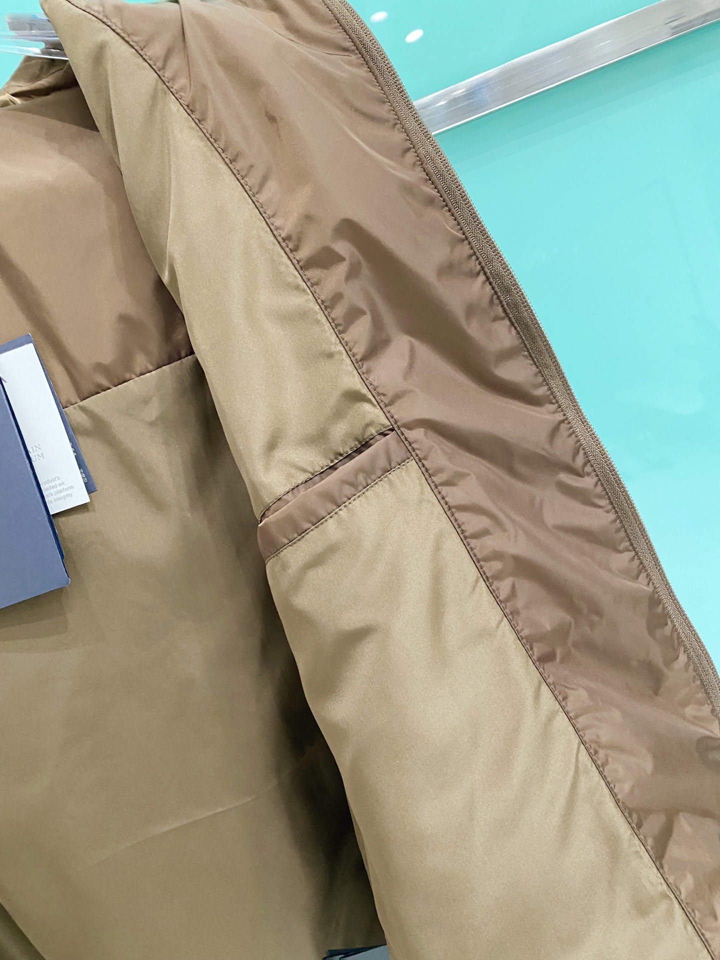 Prada 普拉达 2026ss春夏新款连帽休闲夹克外套，专柜同步新品发售，商务休闲两不误！三角标彰显品