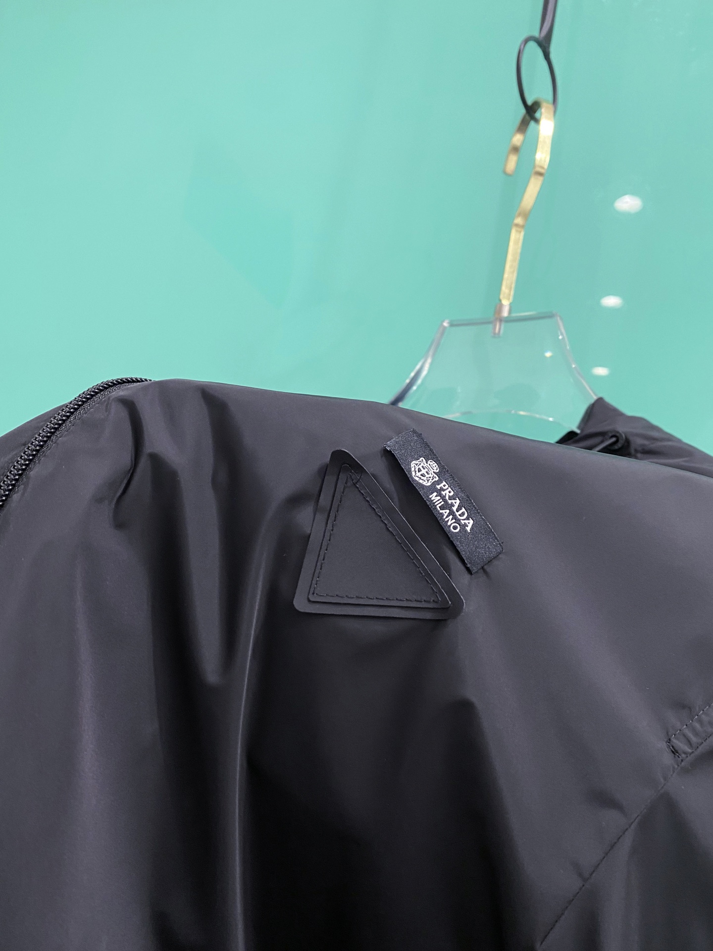 Prada 普拉达 2026ss春夏新款连帽休闲夹克外套，专柜同步新品发售，商务休闲两不误！三角标彰显品