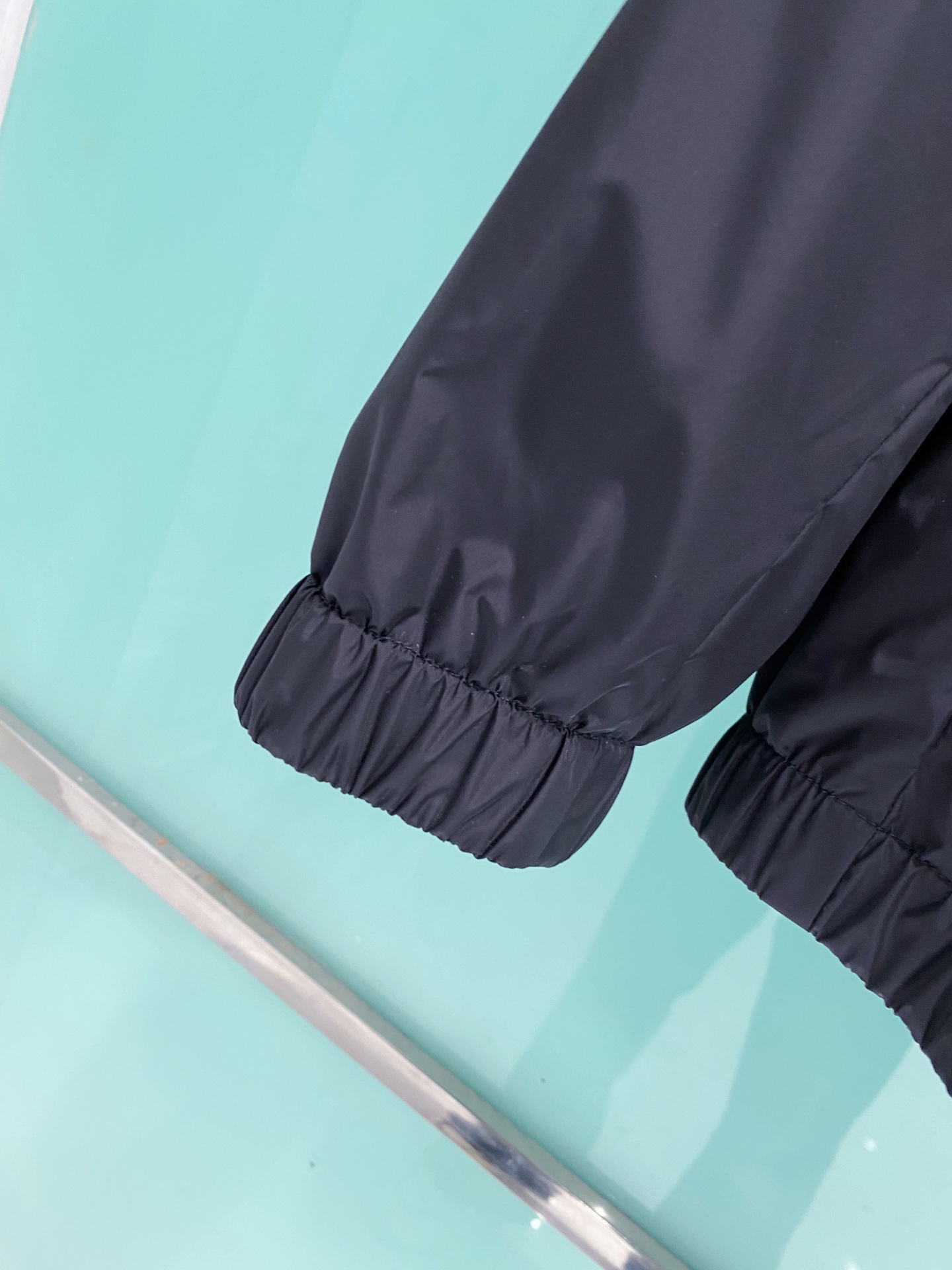 Prada 普拉达 2026ss春夏新款连帽休闲夹克外套，专柜同步新品发售，商务休闲两不误！三角标彰显品