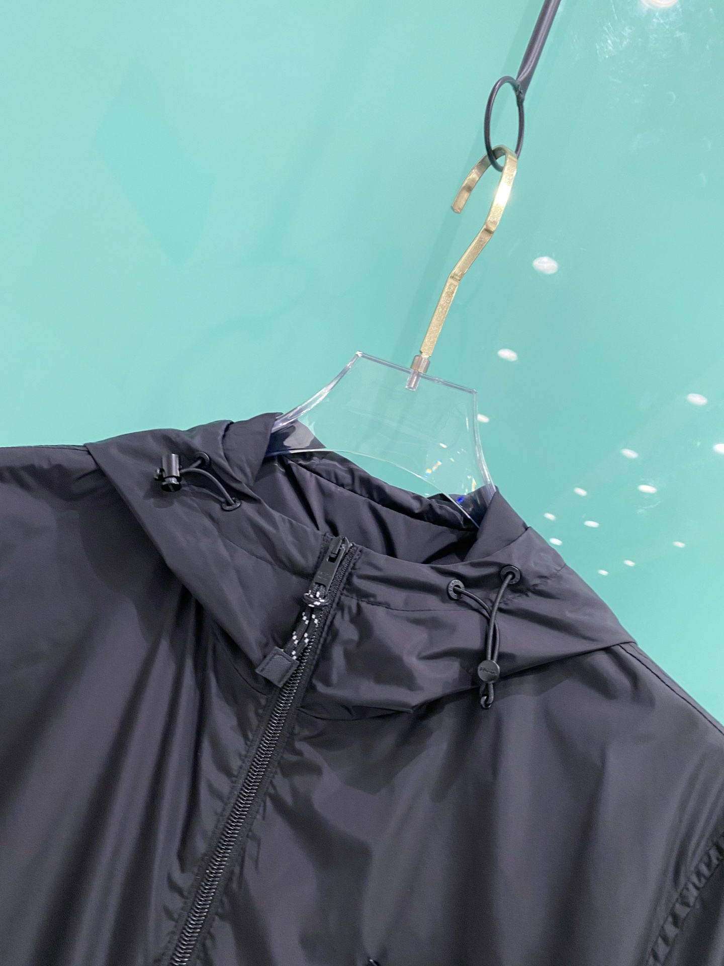 Prada 普拉达 2026ss春夏新款连帽休闲夹克外套，专柜同步新品发售，商务休闲两不误！三角标彰显品