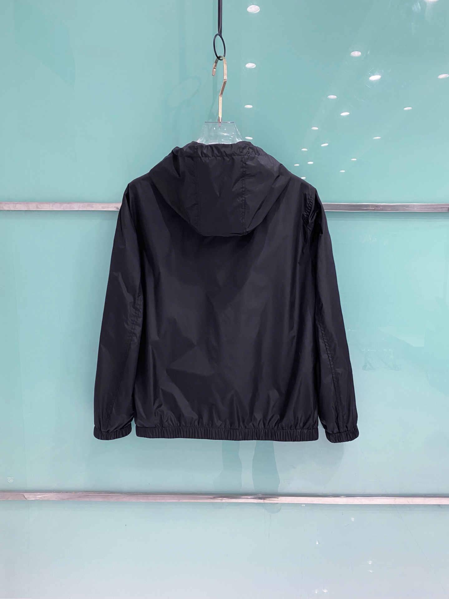 Prada 普拉达 2026ss春夏新款连帽休闲夹克外套，专柜同步新品发售，商务休闲两不误！三角标彰显品