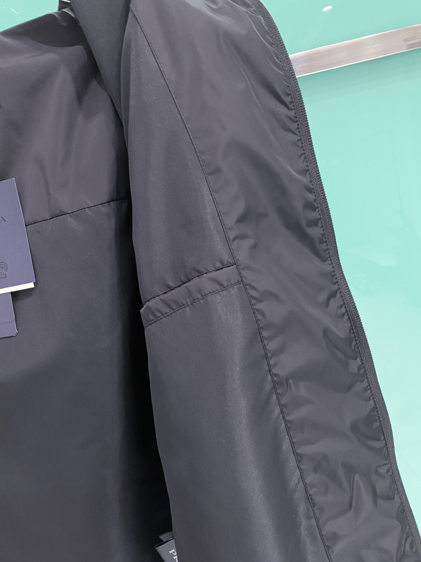 Prada 普拉达 2026ss春夏新款连帽休闲夹克外套，专柜同步新品发售，商务休闲两不误！三角标彰显品