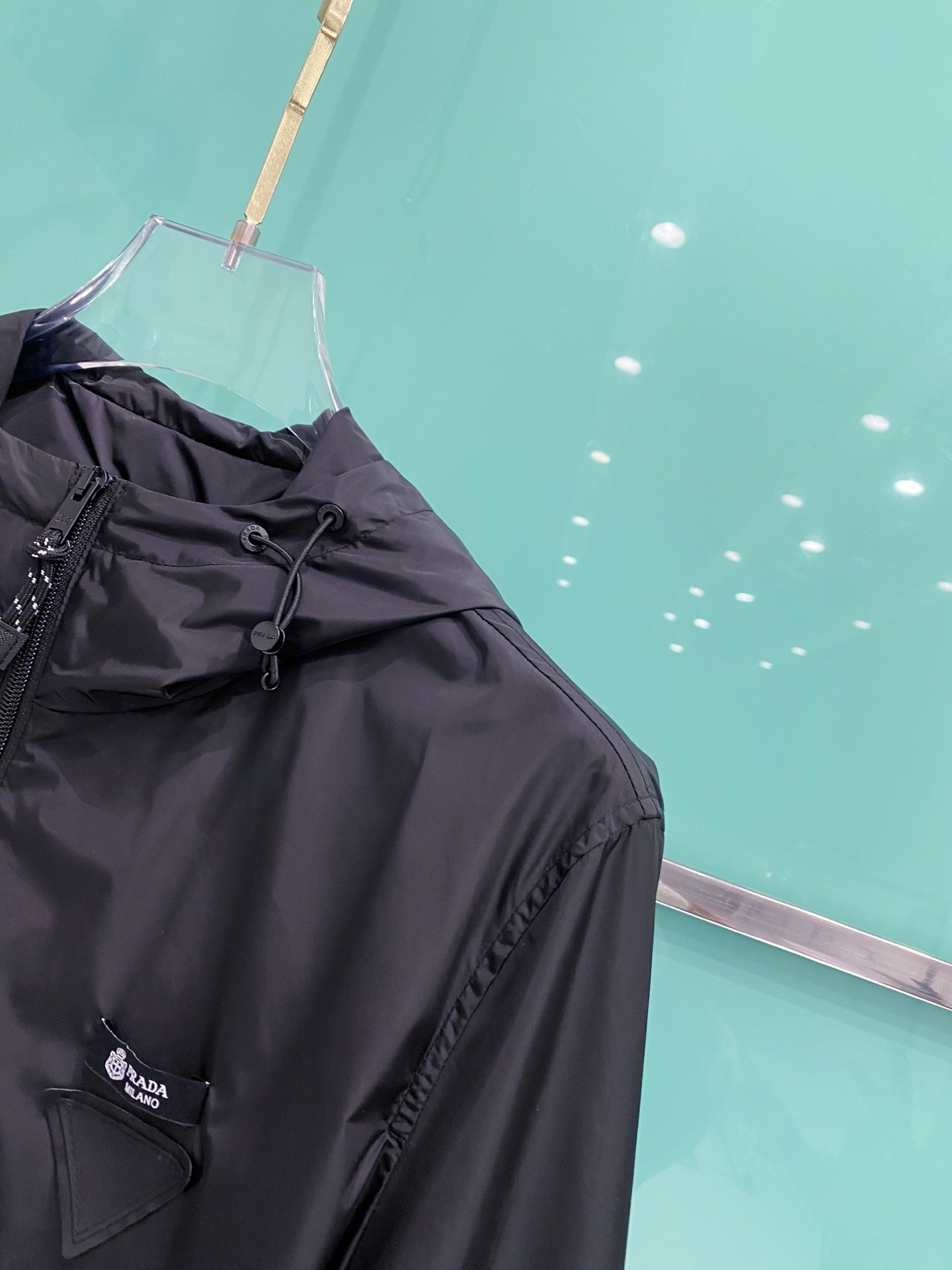 Prada 普拉达 2026ss春夏新款连帽休闲夹克外套，专柜同步新品发售，商务休闲两不误！三角标彰显品