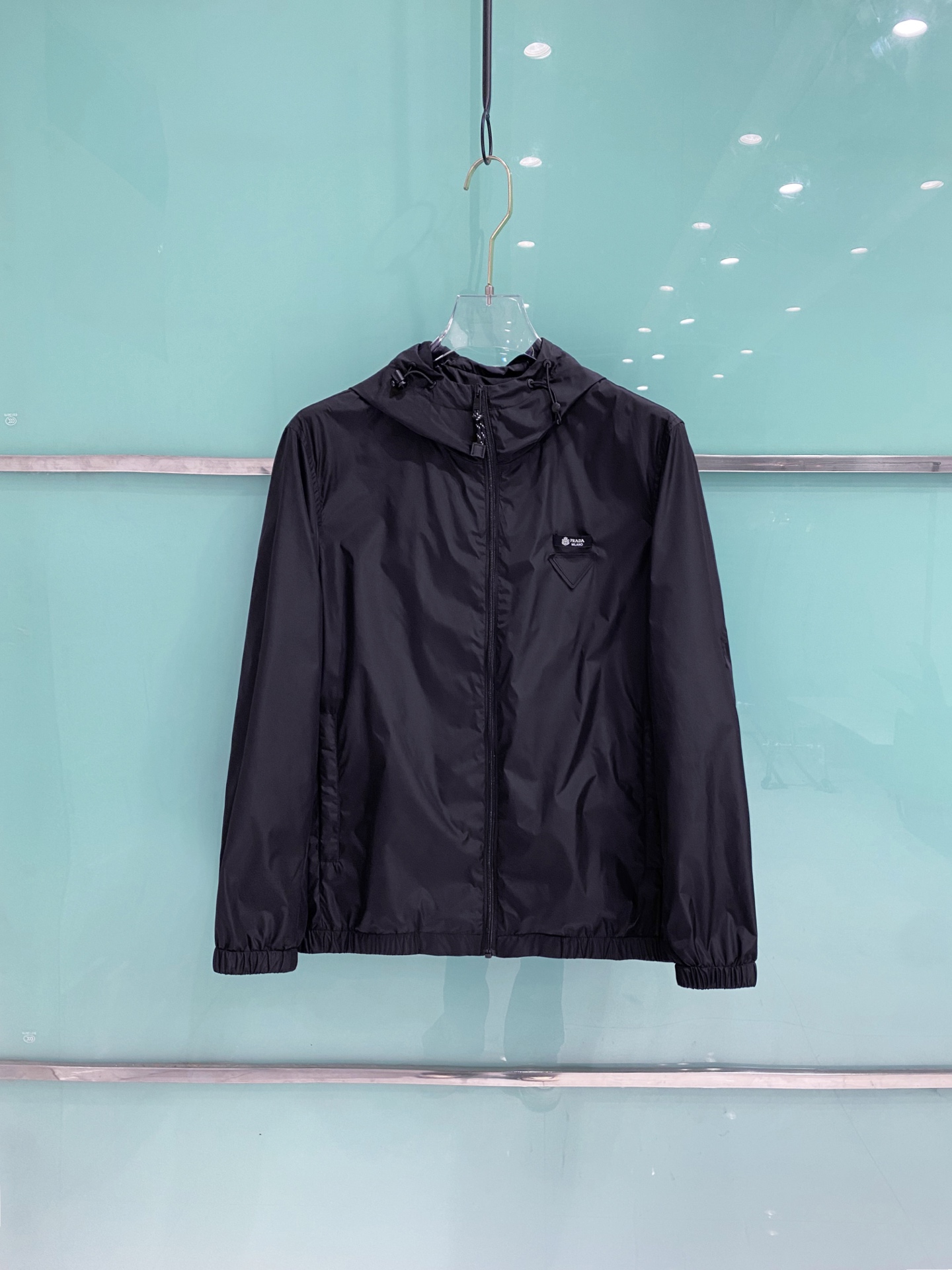 Prada 普拉达 2026ss春夏新款连帽休闲夹克外套，专柜同步新品发售，商务休闲两不误！三角标彰显品