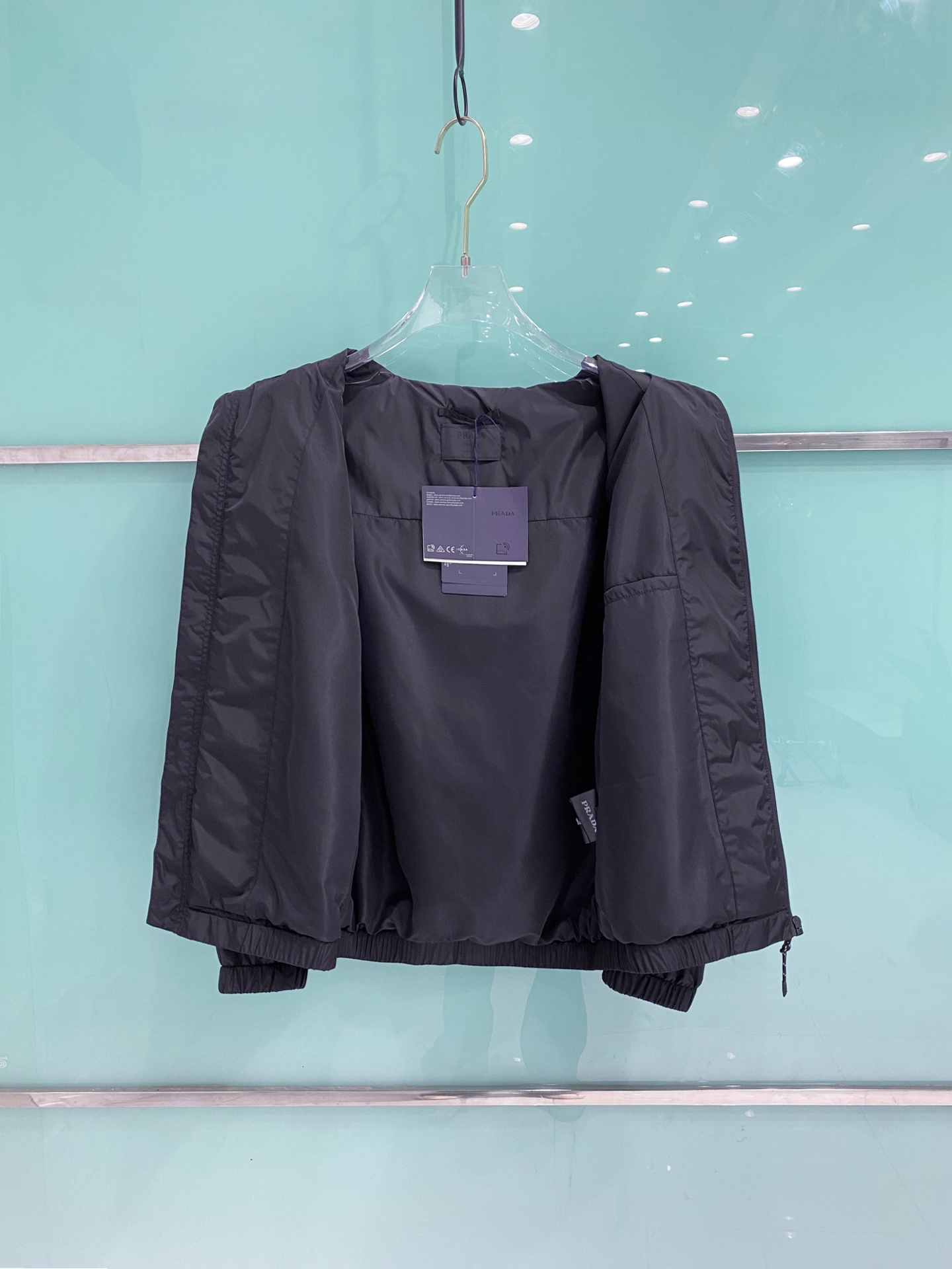 Prada 普拉达 2026ss春夏新款连帽休闲夹克外套，专柜同步新品发售，商务休闲两不误！三角标彰显品