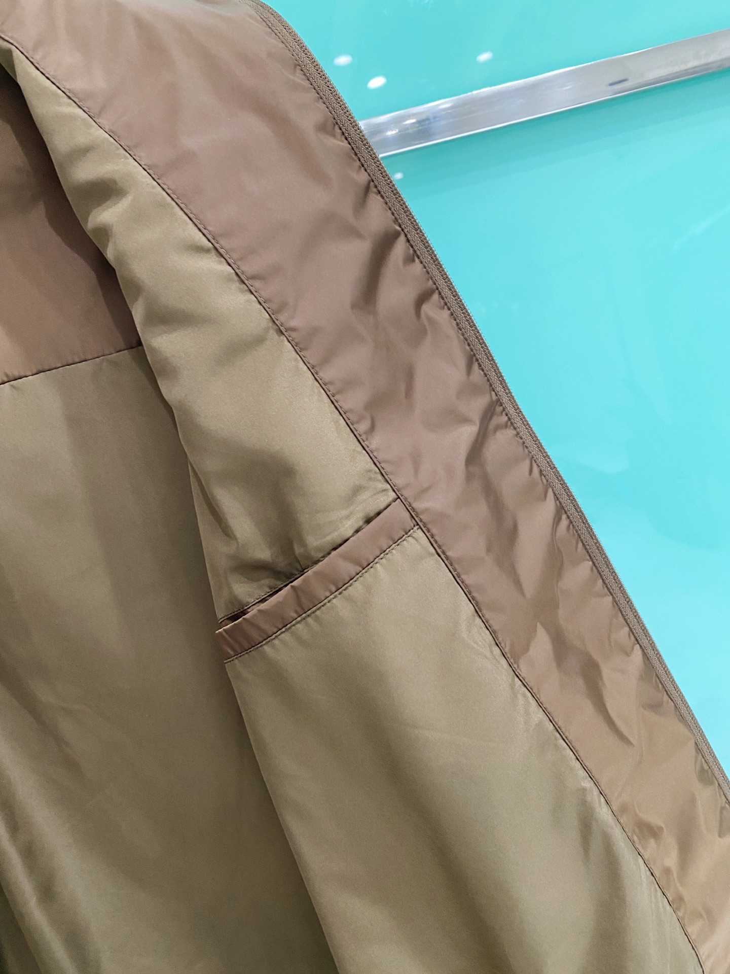 Prada 普拉达 2026ss春夏新款商务休闲夹克外套，专柜同步新品发售，商务休闲两不误！三角标彰显品