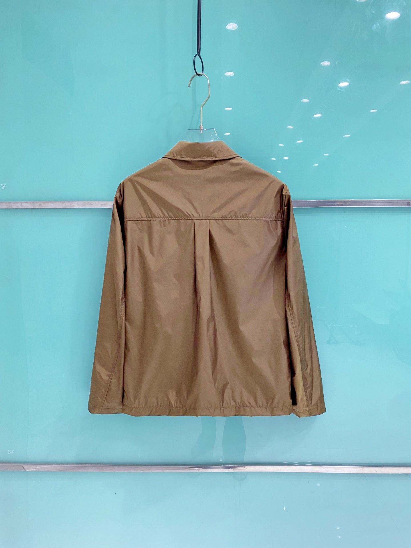 Prada 普拉达 2026ss春夏新款商务休闲夹克外套，专柜同步新品发售，商务休闲两不误！三角标彰显品