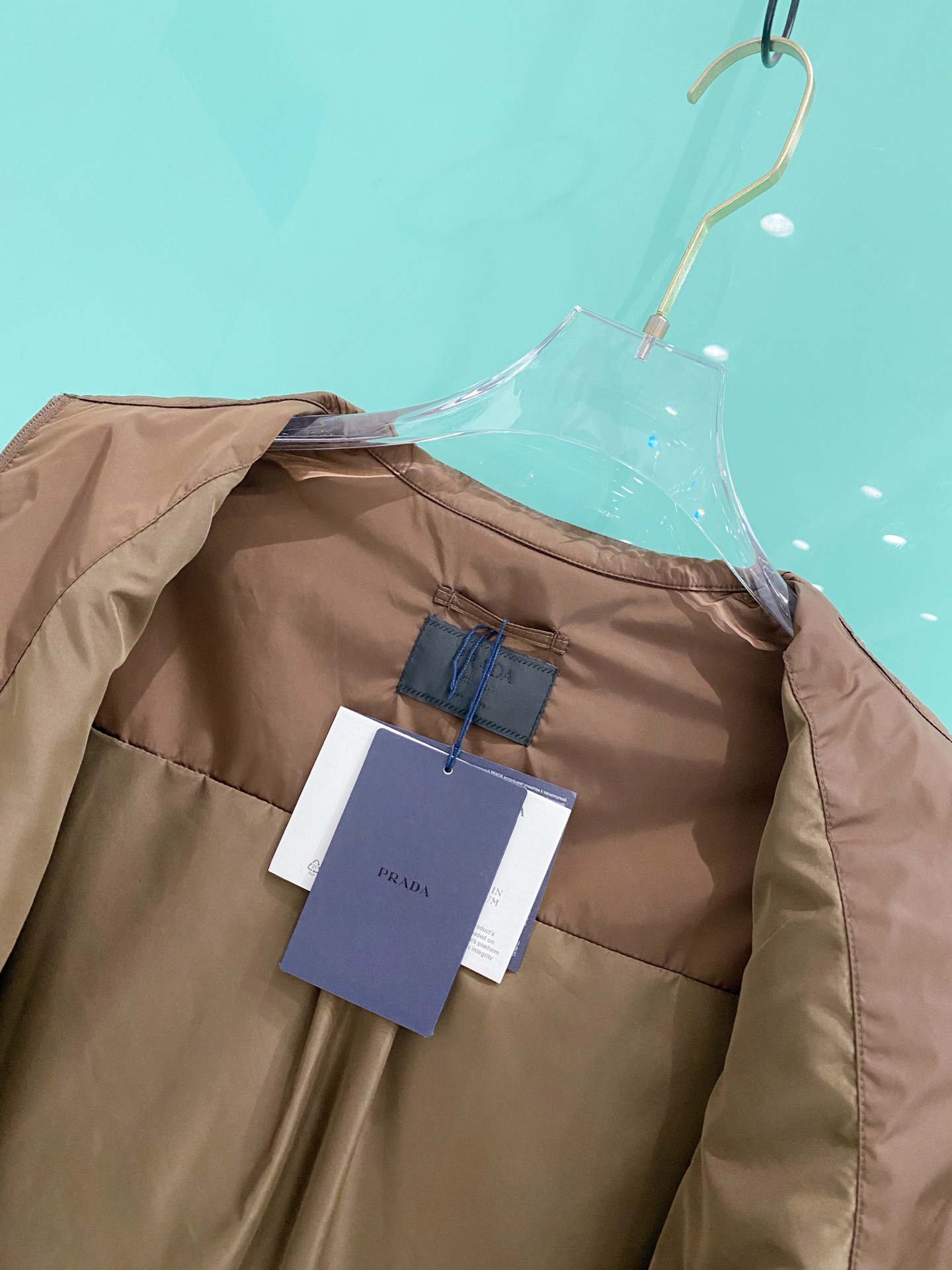 Prada 普拉达 2026ss春夏新款商务休闲夹克外套，专柜同步新品发售，商务休闲两不误！三角标彰显品