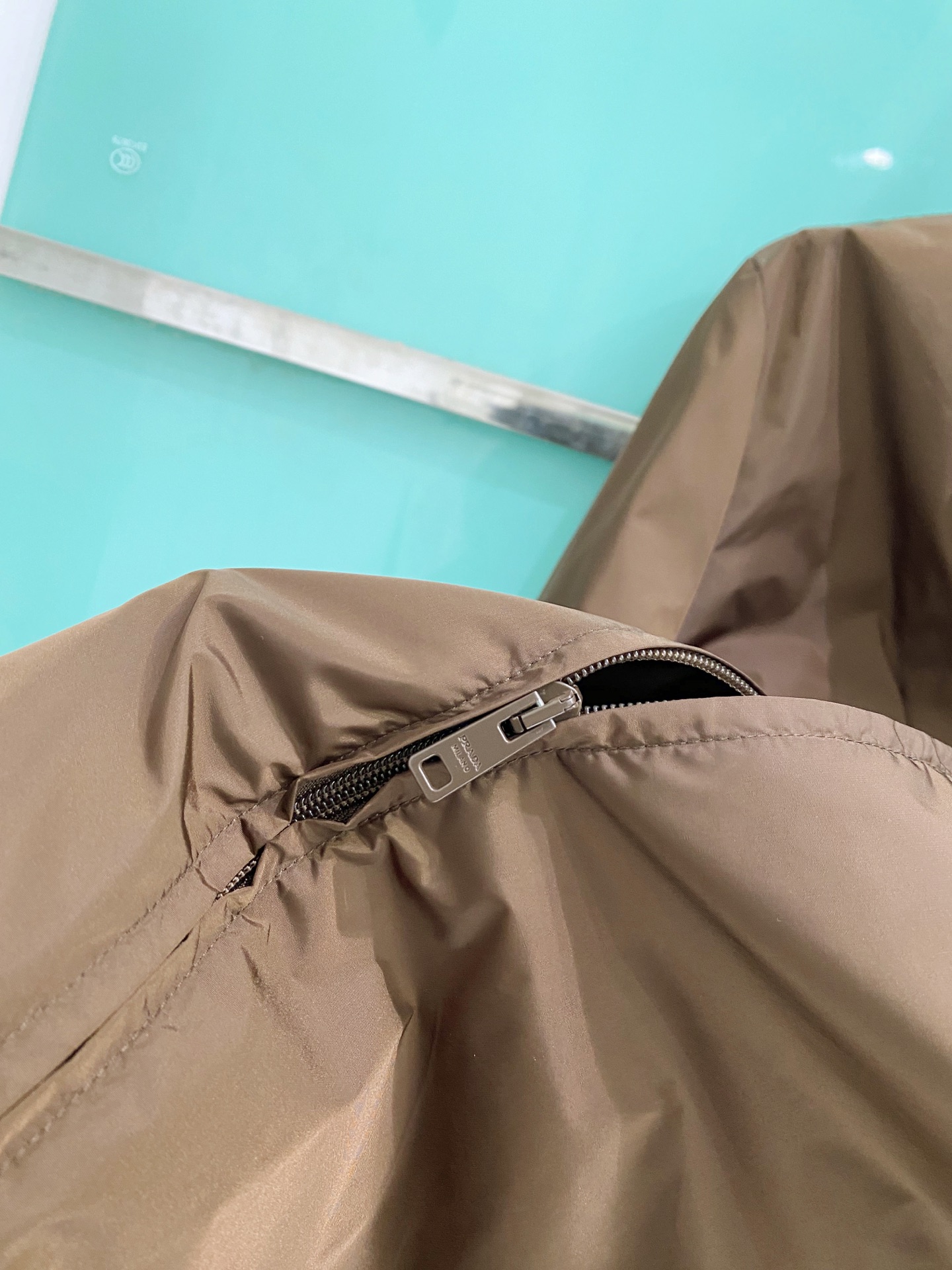 Prada 普拉达 2026ss春夏新款商务休闲夹克外套，专柜同步新品发售，商务休闲两不误！三角标彰显品