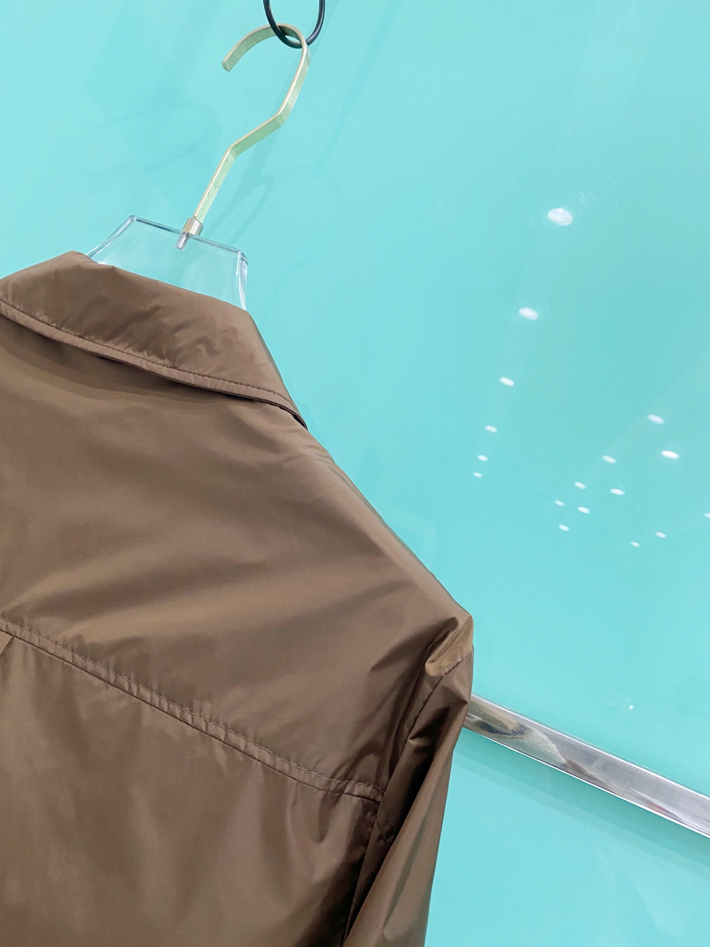 Prada 普拉达 2026ss春夏新款商务休闲夹克外套，专柜同步新品发售，商务休闲两不误！三角标彰显品