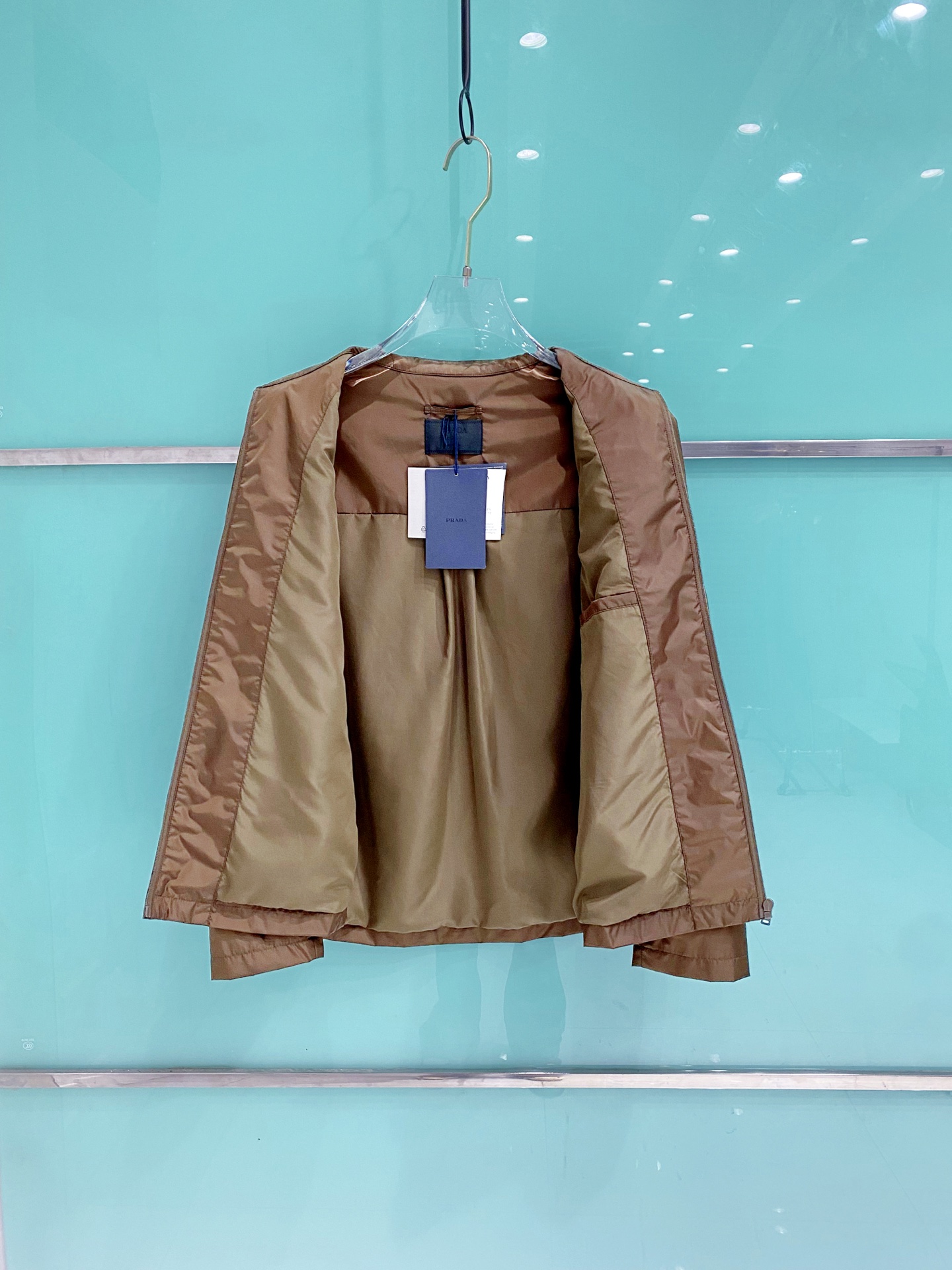 Prada 普拉达 2026ss春夏新款商务休闲夹克外套，专柜同步新品发售，商务休闲两不误！三角标彰显品