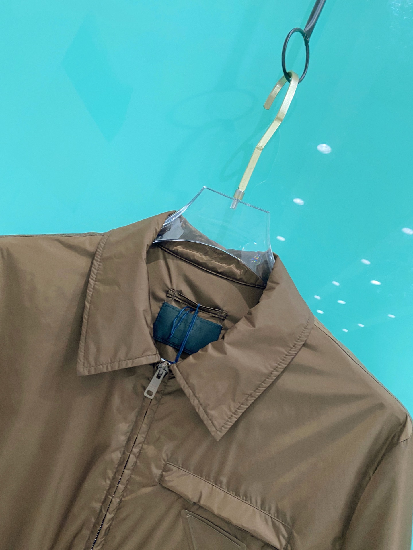 Prada 普拉达 2026ss春夏新款商务休闲夹克外套，专柜同步新品发售，商务休闲两不误！三角标彰显品