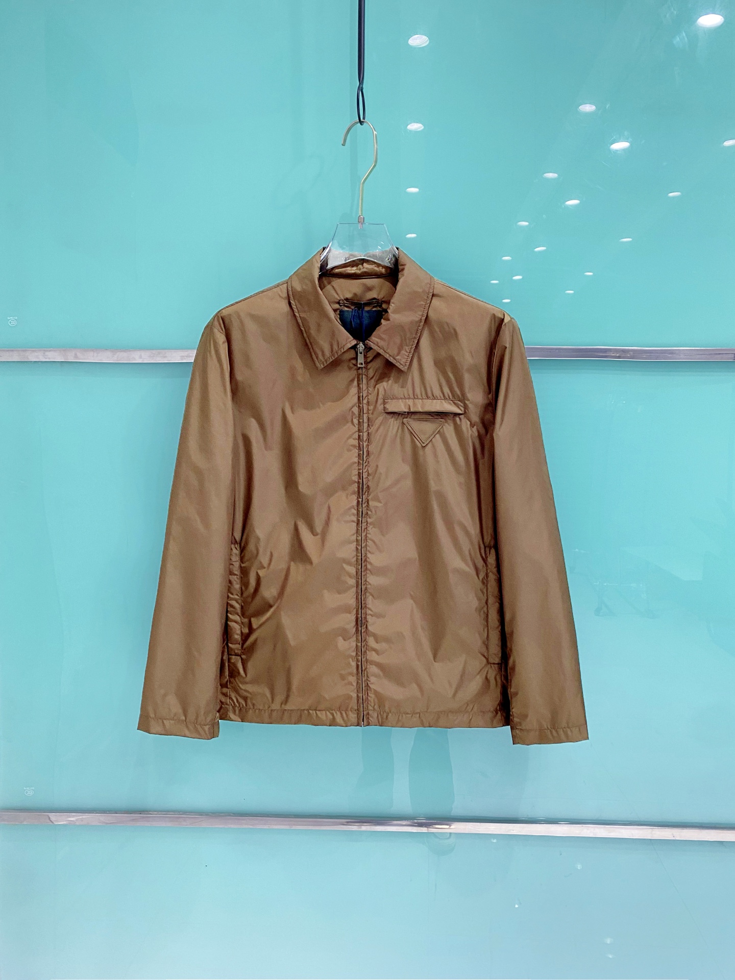 Prada 普拉达 2026ss春夏新款商务休闲夹克外套，专柜同步新品发售，商务休闲两不误！三角标彰显品