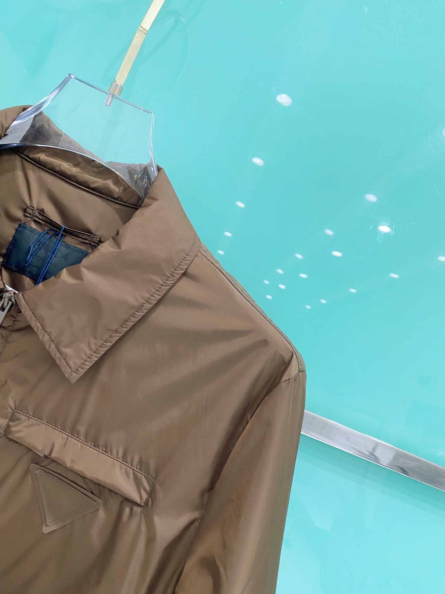 Prada 普拉达 2026ss春夏新款商务休闲夹克外套，专柜同步新品发售，商务休闲两不误！三角标彰显品