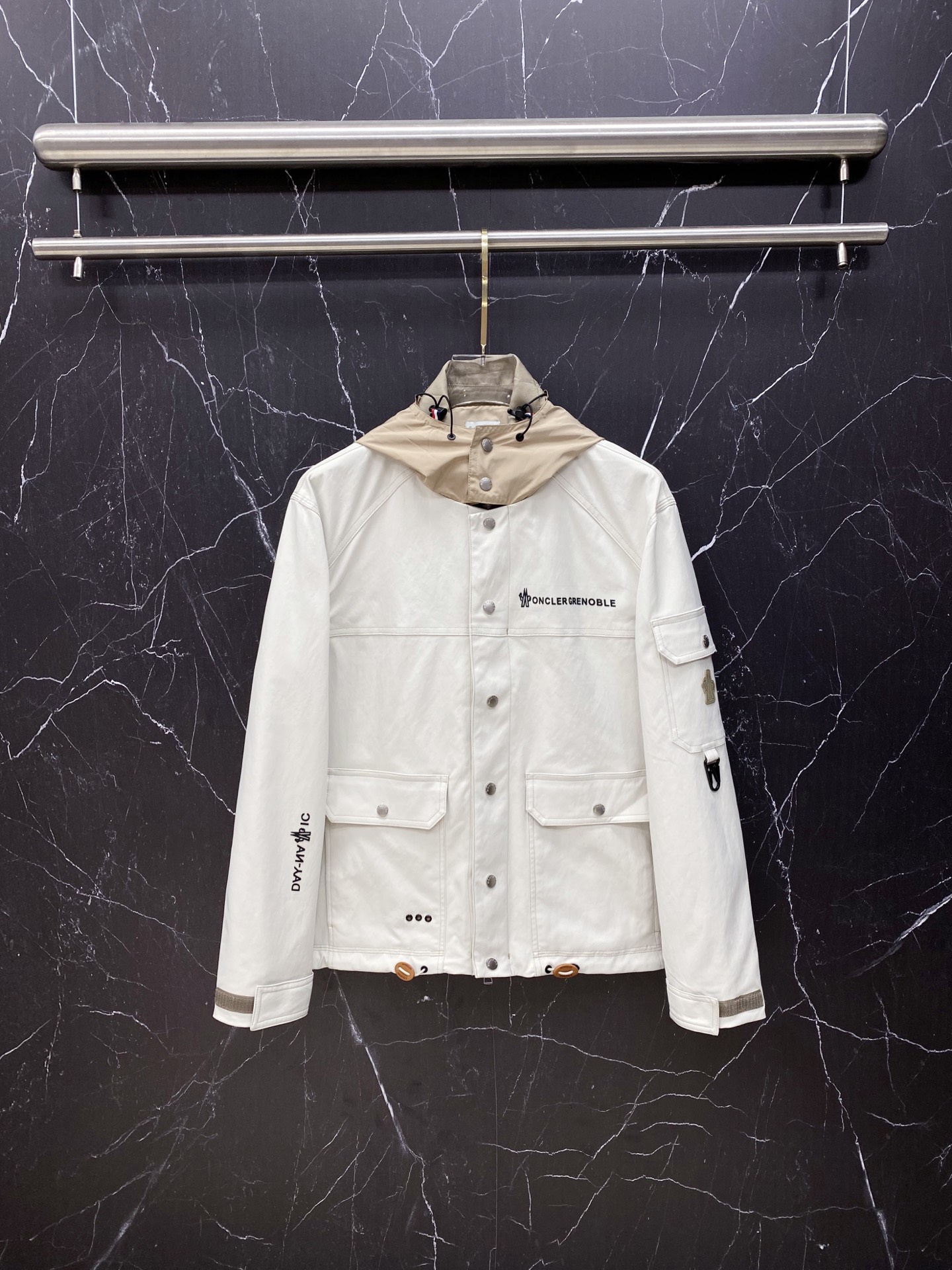 NO:733358,Moncler 2026ss spring new model, the same men's jacket from the official website, the original three-label complete high-end version, customized fabric, high breathability and comfort, impeccable details, brand element design concept, reflecting high quality. It feels delicate and soft, showing casual tailoring, and the upper body shape is awesome. Size 48-56,,Moncler,jackets & coats,jackets & coats,19860909Moncler 蒙口 2026ss春季新款 官网同款男士夹克外套,原单三标齐全高端版本 定制面料 透气舒适度高,细节无可挑剔,品牌元素设计理念,体现高品质.手感细腻柔软 呈现休闲裁剪,上身版型超赞 码数48-56,,Moncler,jackets & coats,jackets & coats,,Men's clothing