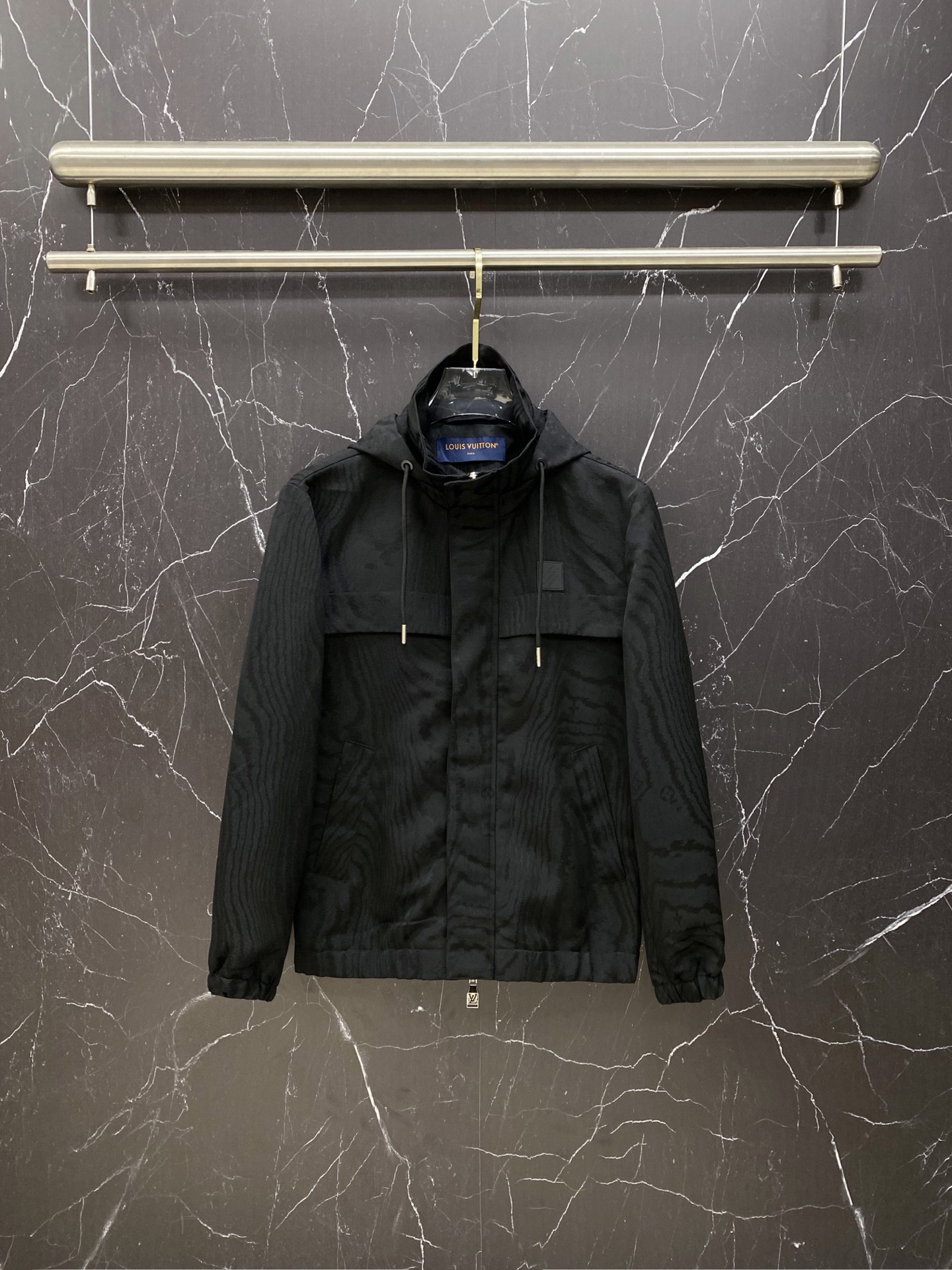 NO:733364,LV 2026ss spring new model, the same men's jacket from the official website, complete with three labels, high-end version of the original order, customized fabric, high breathability and comfort, impeccable details, brand element design concept, reflecting high quality. It feels delicate and soft, showing casual tailoring, and the upper body shape is awesome. Size M-3XL,, louis vuitton, jackets & coats, jackets & coats,19860909LV 2026ss春季新款 官网同款男士夹克外套,原单三标齐全高端版本 定制面料 透气舒适度高,细节无可挑剔,品牌元素设计理念,体现高品质.手感细腻柔软 呈现休闲裁剪,上身版型超赞 码数M-3XL,,louis vuitton,jackets & coats,jackets & coats,,Men's clothing