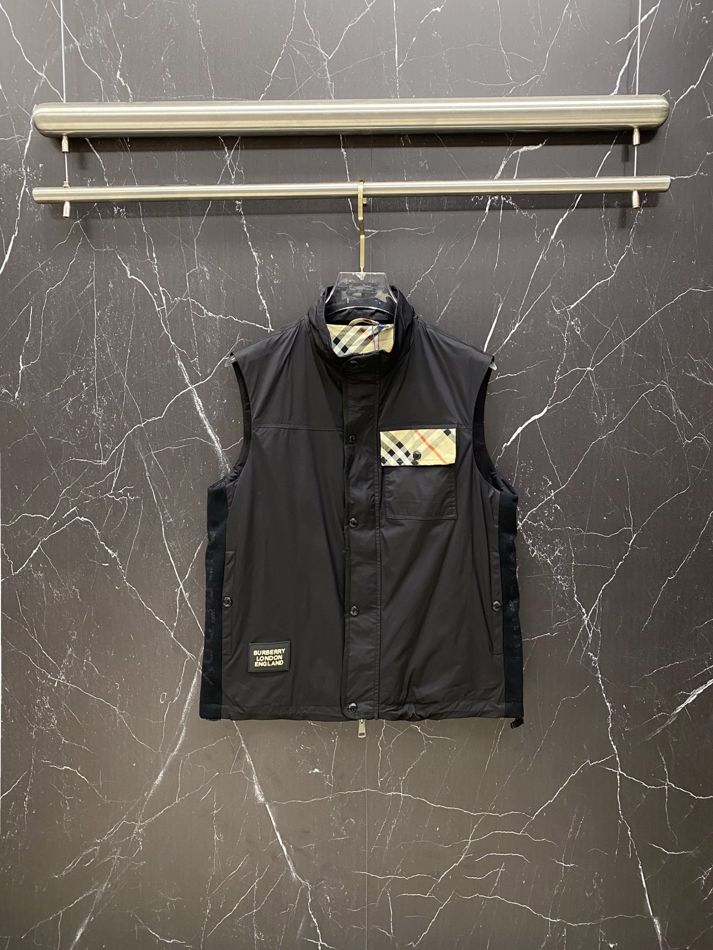 NO:733398,Burberry Vest 2026SS Spring New Vest Jacket Jacket Latest Design The new product on the show is in perfect condition, complete with three labels, full and attractive color, very outstanding design, easily upgrades the sense of fashion, extremely elegant and rigorous workmanship, neat and meticulous wiring!  A masterpiece from a famous designer!  The upper body does not look bloated and is super handsome!  Size M-XXXL,,burberry,burberry,jackets & coats,jackets & coats,19860909Burberry 巴宝莉马甲 2026SS春季新款马甲夹克外套最新设计款 秀场新品品相非常完美,三标齐全色泽饱满诱人,非常出彩的设计,轻松将时髦感进阶,做工极为考究严谨,走线工整细致！大牌设计师巨作！上身不显臃肿、超级帅气！ 码数M-XXXL,,burberry,burberry,jackets & coats,jackets & coats,,Men's clothing