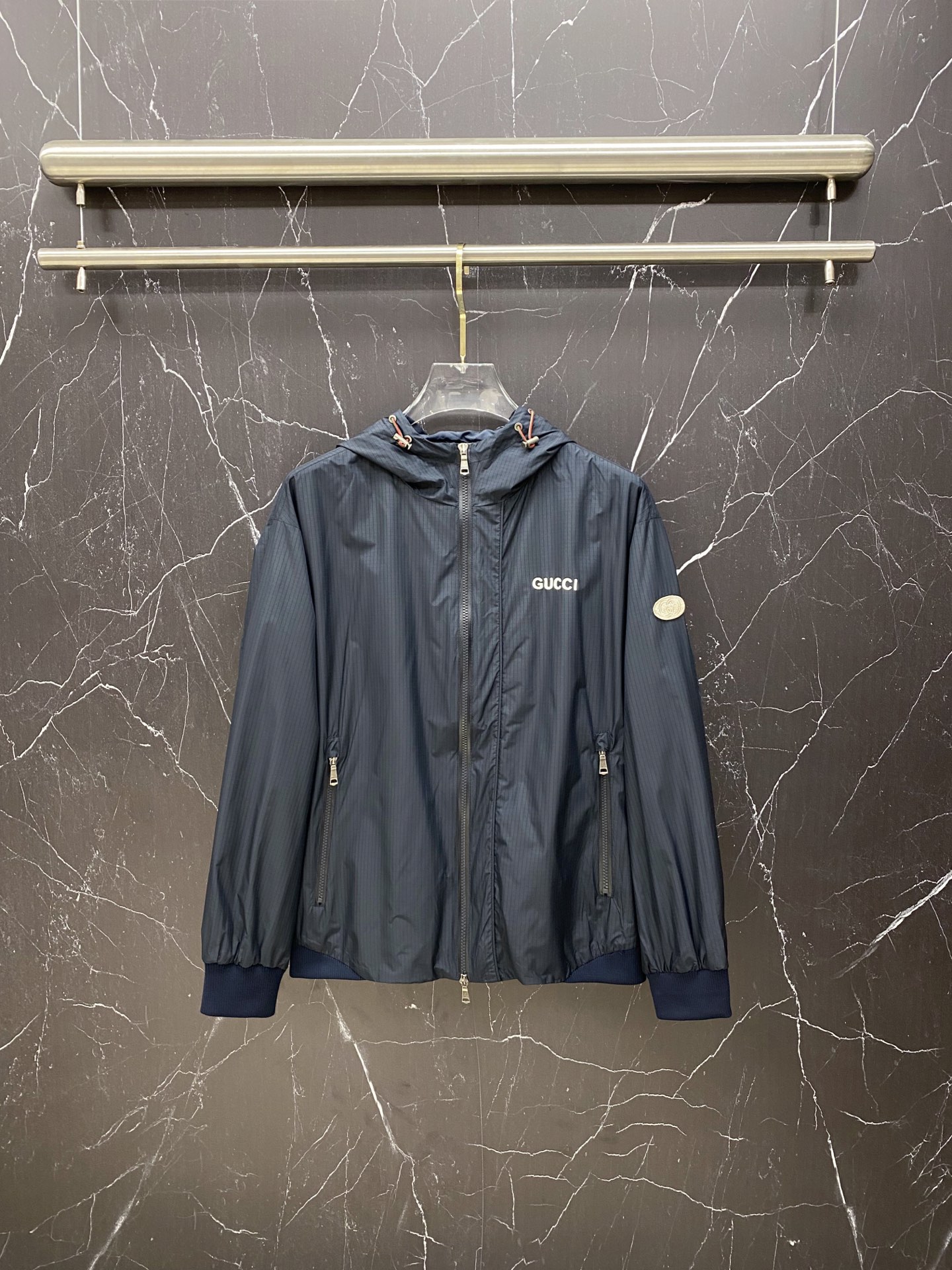 NO:733406,Gucci Gucci 2026ss spring new hooded jacket, full high-end version!  Haute couture counter fabric accessories, high breathability and comfort, impeccable details, exquisite workmanship and complex craftsmanship, casual tailoring, awesome upper body shape, color blue, white, code number 48-56,,gucci,jackets & coats,jackets & coats,hats,19860909Gucci 古奇 2026ss春季新款连帽夹克外套 全高端版本！高定专柜面料辅料,透气舒适度高,细节无可挑剔,做工考究工艺复杂,呈现休闲裁剪,上身版型超赞 颜色蓝色 白色 码数48-56,,gucci,jackets & coats,jackets & coats,hats,,Men's clothing