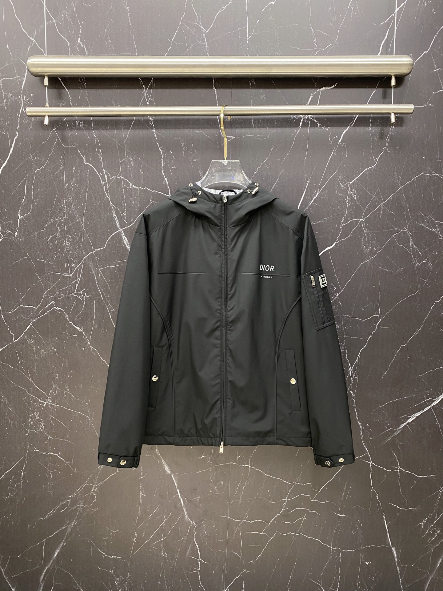 NO:733402,Dior Dior 2026ss spring new hooded jacket, full high-end version!  Haute couture counter fabric accessories, high breathability and comfort, impeccable details, exquisite workmanship and complex craftsmanship, casual tailoring, awesome upper body shape, color black, off-white, size 48-56,, dior, dior, jackets & coats, jackets & coats, hats,19860909Dior 迪奥 2026ss春季新款连帽夹克外套 全高端版本！高定专柜面料辅料,透气舒适度高,细节无可挑剔,做工考究工艺复杂,呈现休闲裁剪,上身版型超赞 颜色黑色 米白 码数48-56,,dior,dior,jackets & coats,jackets & coats,hats,,Men's clothing