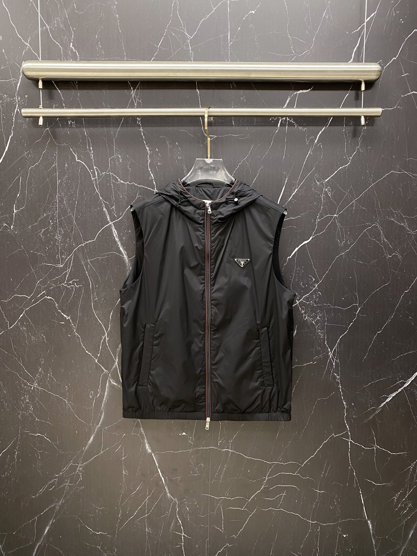 NO:733394,Prada Vest 2026ss Spring New Vest Jacket Jacket Latest Design The new product on the show is in perfect condition, complete with three labels, full and attractive color, very outstanding design, easily upgrades the sense of fashion, extremely elegant and rigorous workmanship, neat and meticulous wiring!  A masterpiece from a famous designer!  The upper body does not look bloated and is super handsome!  Size M-XXXL,,prada,prada,jackets & coats,jackets & coats,19860909Prada 普拉达马甲 2026ss春季新款马甲夹克外套最新设计款 秀场新品品相非常完美,三标齐全色泽饱满诱人,非常出彩的设计,轻松将时髦感进阶,做工极为考究严谨,走线工整细致！大牌设计师巨作！上身不显臃肿、超级帅气！ 码数M-XXXL,,prada,prada,jackets & coats,jackets & coats,,Men's clothing