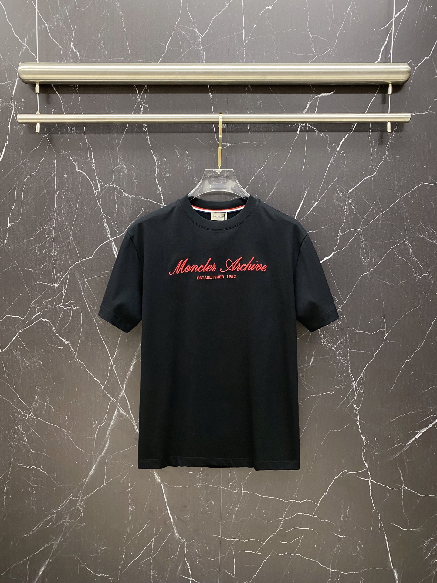 NO:733362,Moncler 2026ss new spring and summer new debut counter latest short-sleeved round neck T-shirt high-end custom design avant-garde fashion!  The brand logo is designed with heavy craftsmanship. High-end customized pure cotton fabric. Soft to the touch. Comfortable to wear. Exquisite stitching at the counter level. Fine workmanship. The upper body effect is incomparably handsome!  A must-have item for a stylish man!  Color Black White Size S-XXL,,Moncler,T-shirt,tees,t-shirt,19860909Moncler 蒙口 2026ss 春夏新款首发专柜最新款短袖圆领T恤 高端订制 设计前卫时尚！品牌logo重工艺设计 高端定制纯棉面料.手感柔软.穿着舒适.专柜级别精致车线.做工精细.上身效果无敌帅气！型男必备单品！ 颜色黑色 白色 码数S-XXL,,Moncler,T-shirt,tees，t-shirt,,Men's clothing