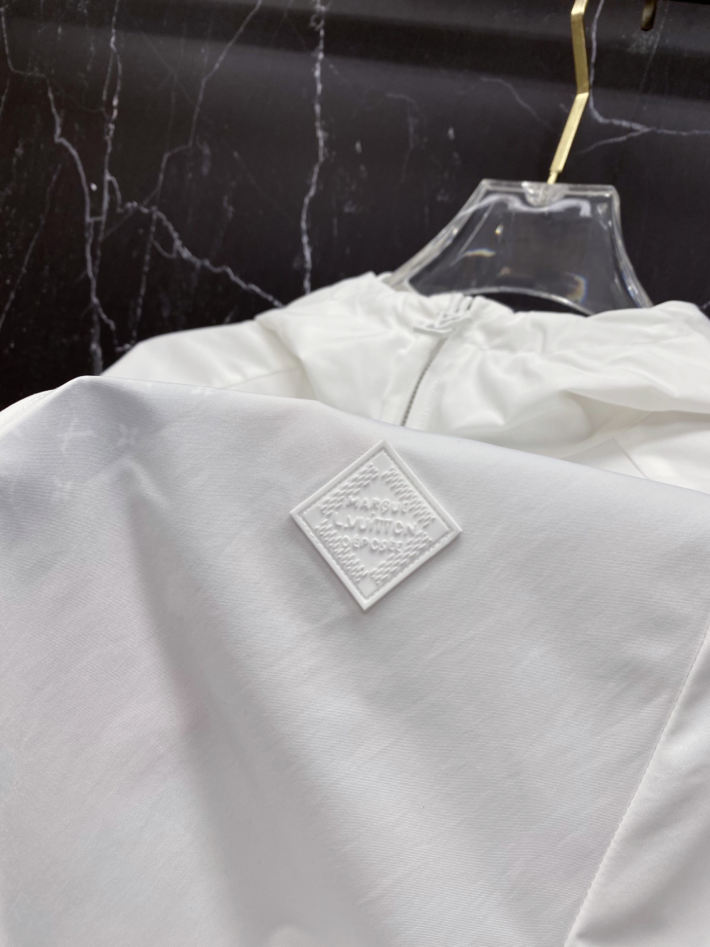 LV 2026ss春季新款连帽夹克外套全高端版本！高定专柜面料辅料，透气舒适度高，细节无可挑剔，做工考究