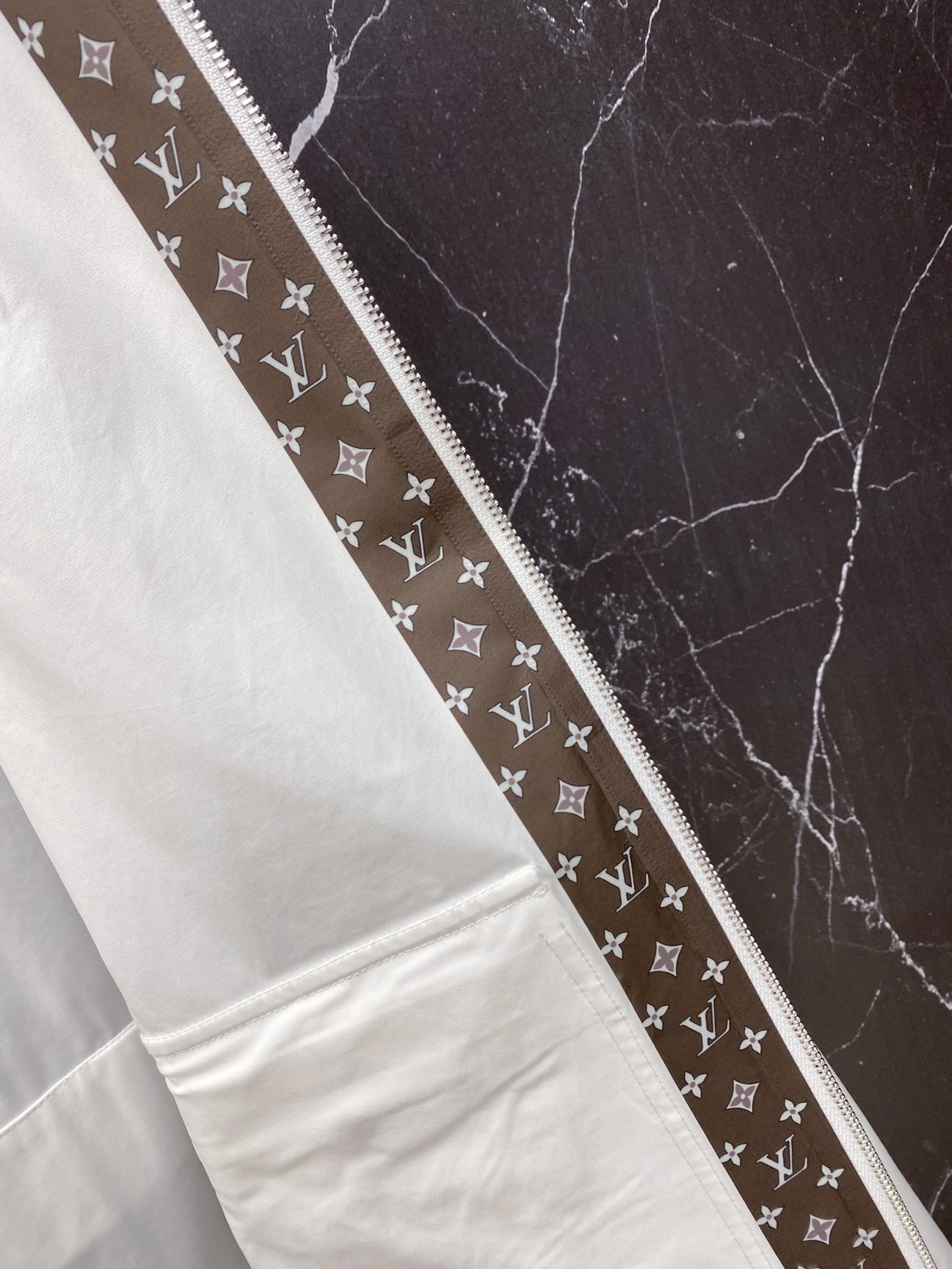 LV 2026ss春季新款连帽夹克外套全高端版本！高定专柜面料辅料，透气舒适度高，细节无可挑剔，做工考究