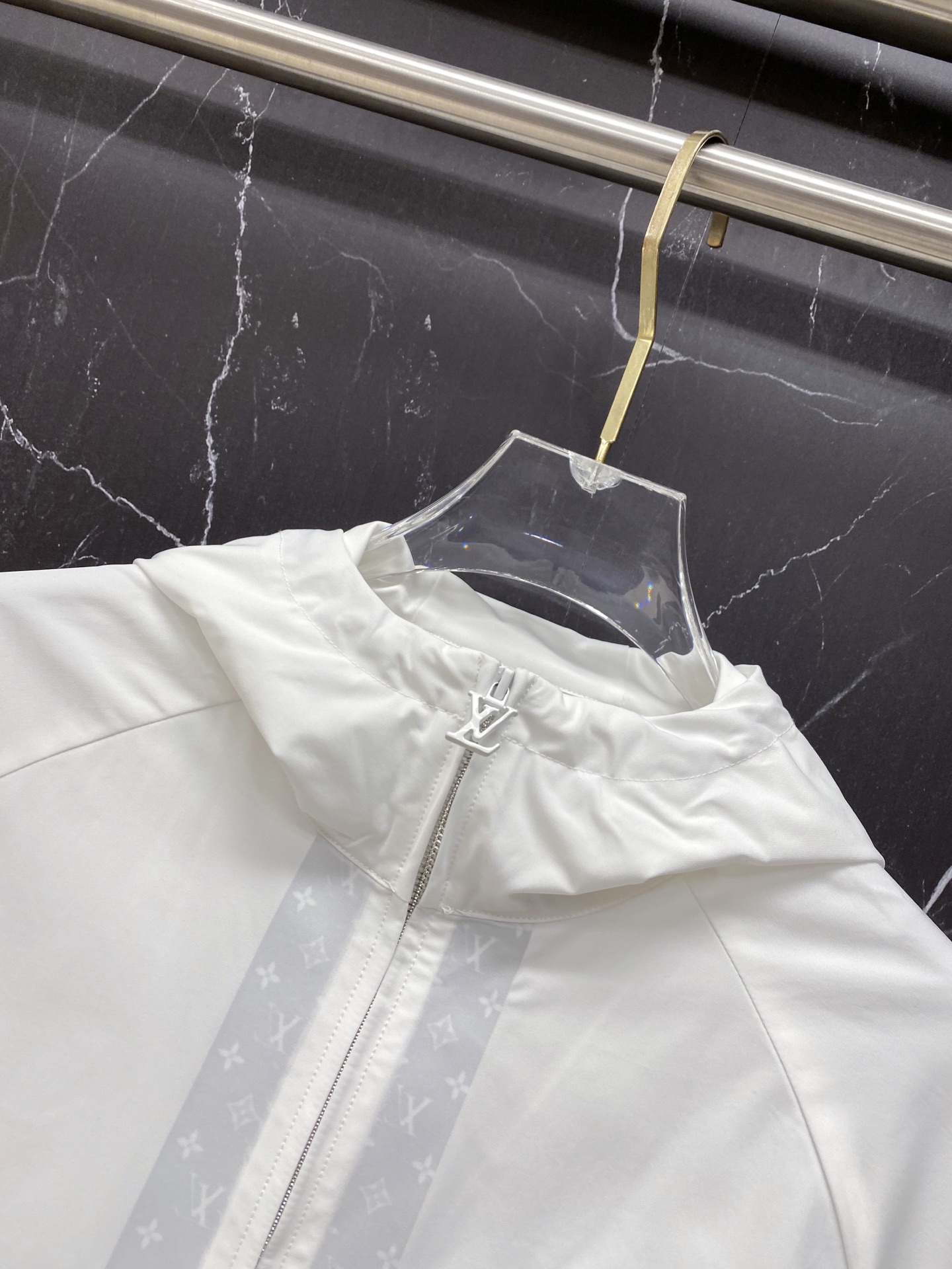 LV 2026ss春季新款连帽夹克外套全高端版本！高定专柜面料辅料，透气舒适度高，细节无可挑剔，做工考究