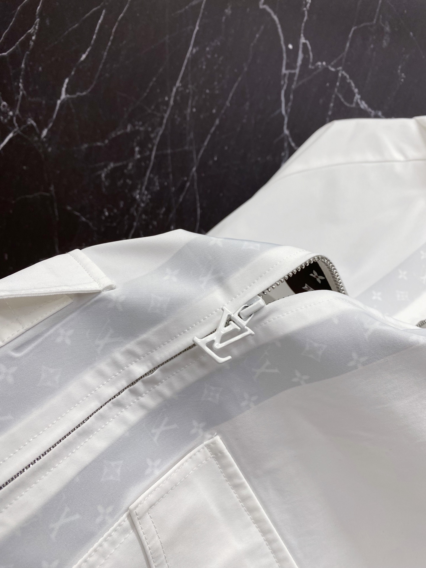 LV 2026ss春季新款连帽夹克外套全高端版本！高定专柜面料辅料，透气舒适度高，细节无可挑剔，做工考究