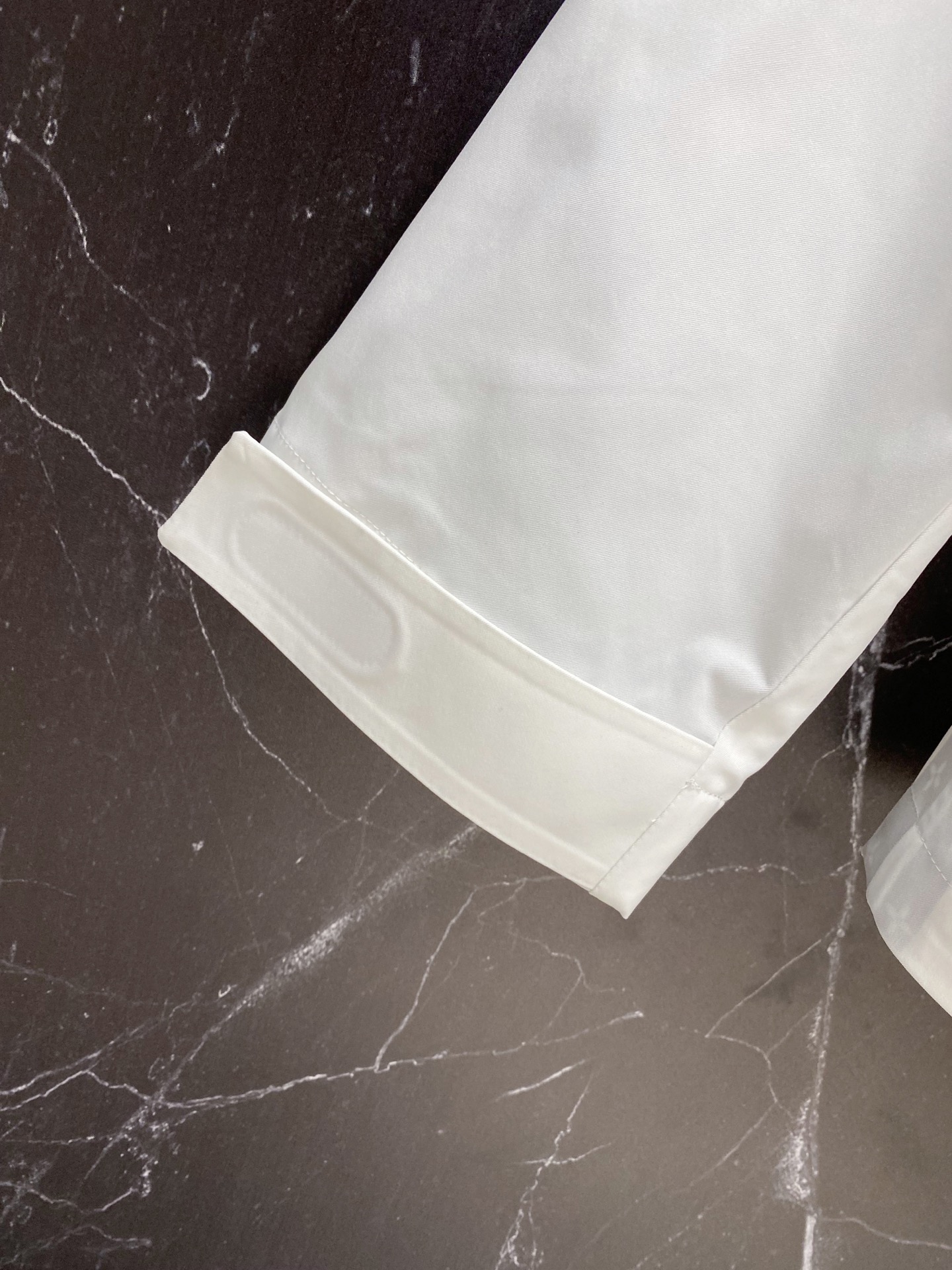 LV 2026ss春季新款连帽夹克外套全高端版本！高定专柜面料辅料，透气舒适度高，细节无可挑剔，做工考究