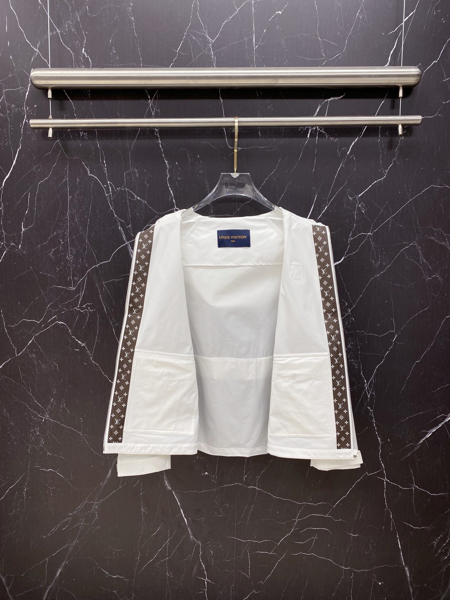 LV 2026ss春季新款连帽夹克外套全高端版本！高定专柜面料辅料，透气舒适度高，细节无可挑剔，做工考究