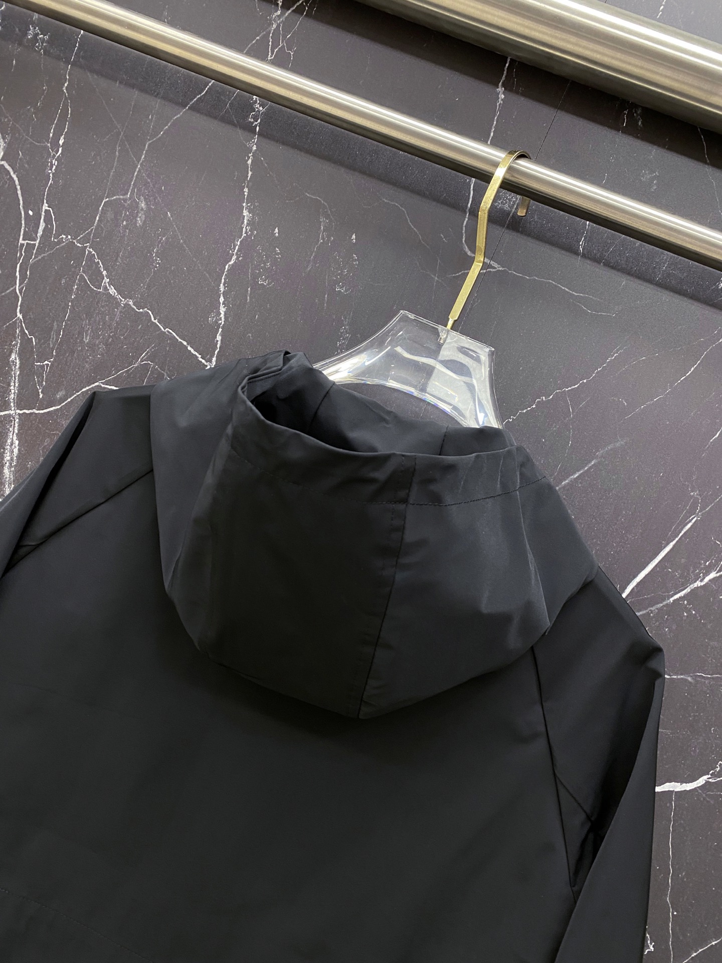 LV 2026ss春季新款连帽夹克外套全高端版本！高定专柜面料辅料，透气舒适度高，细节无可挑剔，做工考究