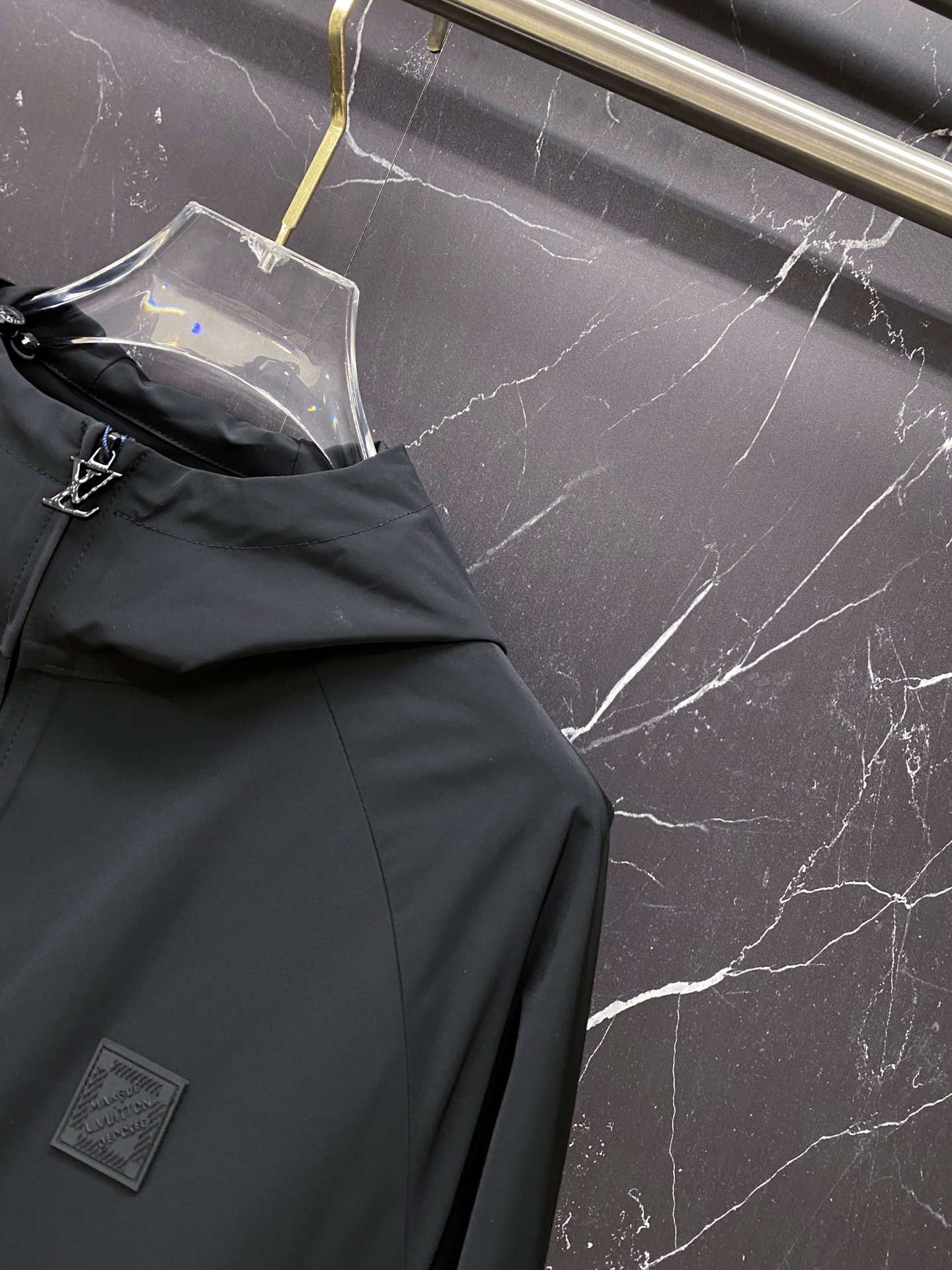 LV 2026ss春季新款连帽夹克外套全高端版本！高定专柜面料辅料，透气舒适度高，细节无可挑剔，做工考究