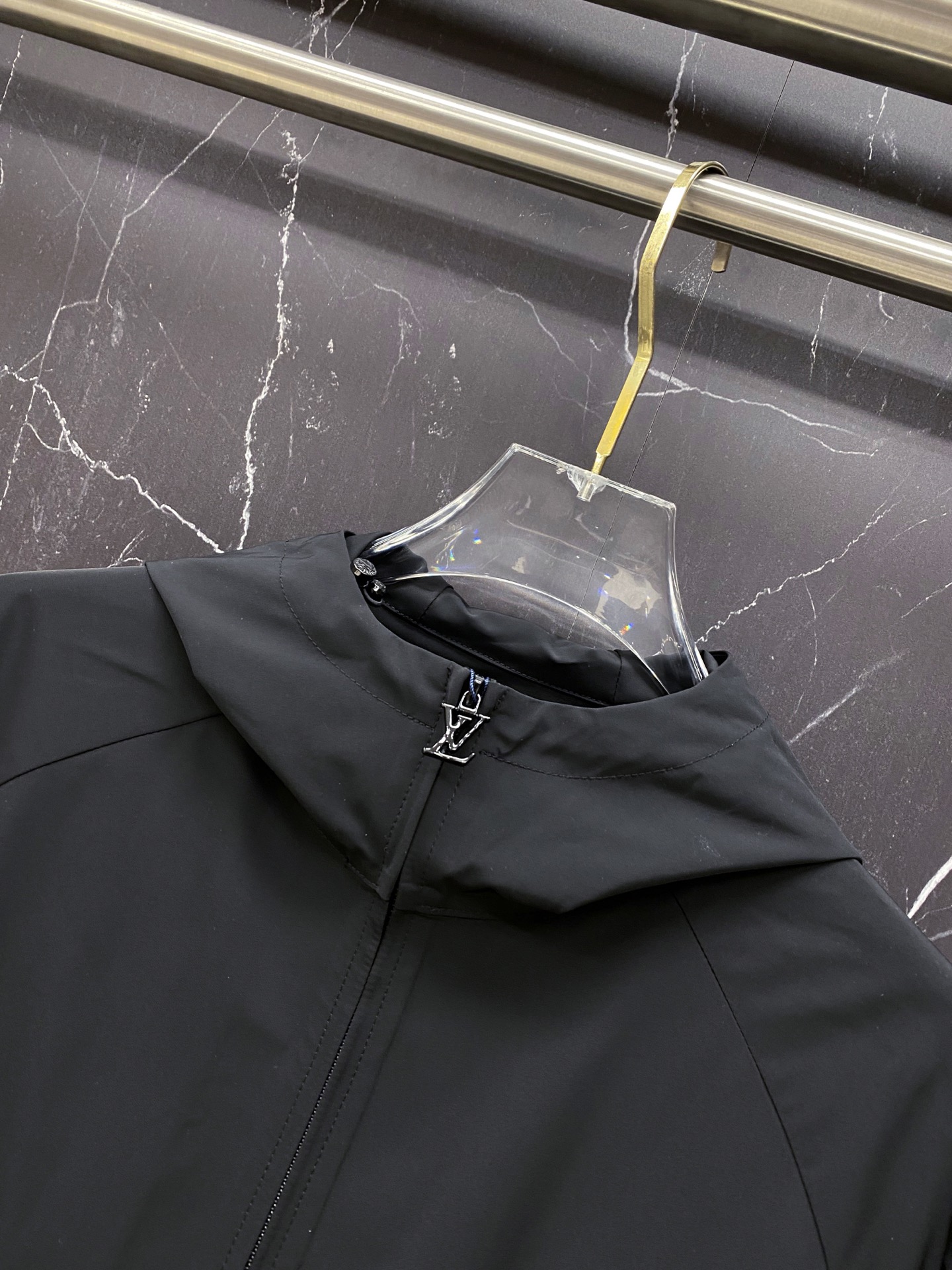 LV 2026ss春季新款连帽夹克外套全高端版本！高定专柜面料辅料，透气舒适度高，细节无可挑剔，做工考究