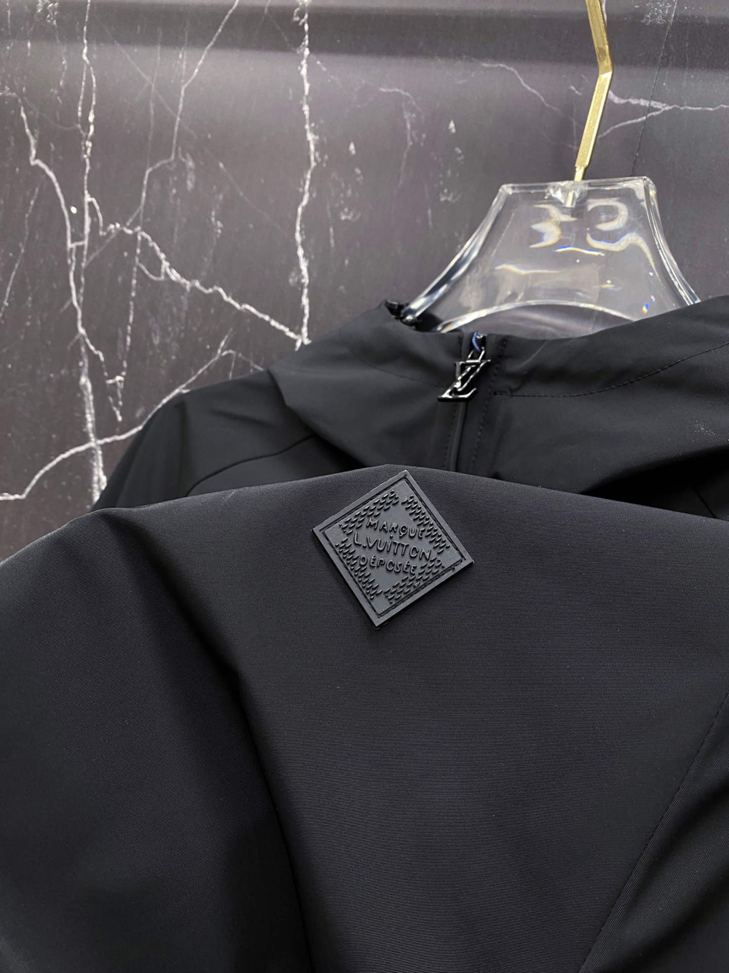 LV 2026ss春季新款连帽夹克外套全高端版本！高定专柜面料辅料，透气舒适度高，细节无可挑剔，做工考究