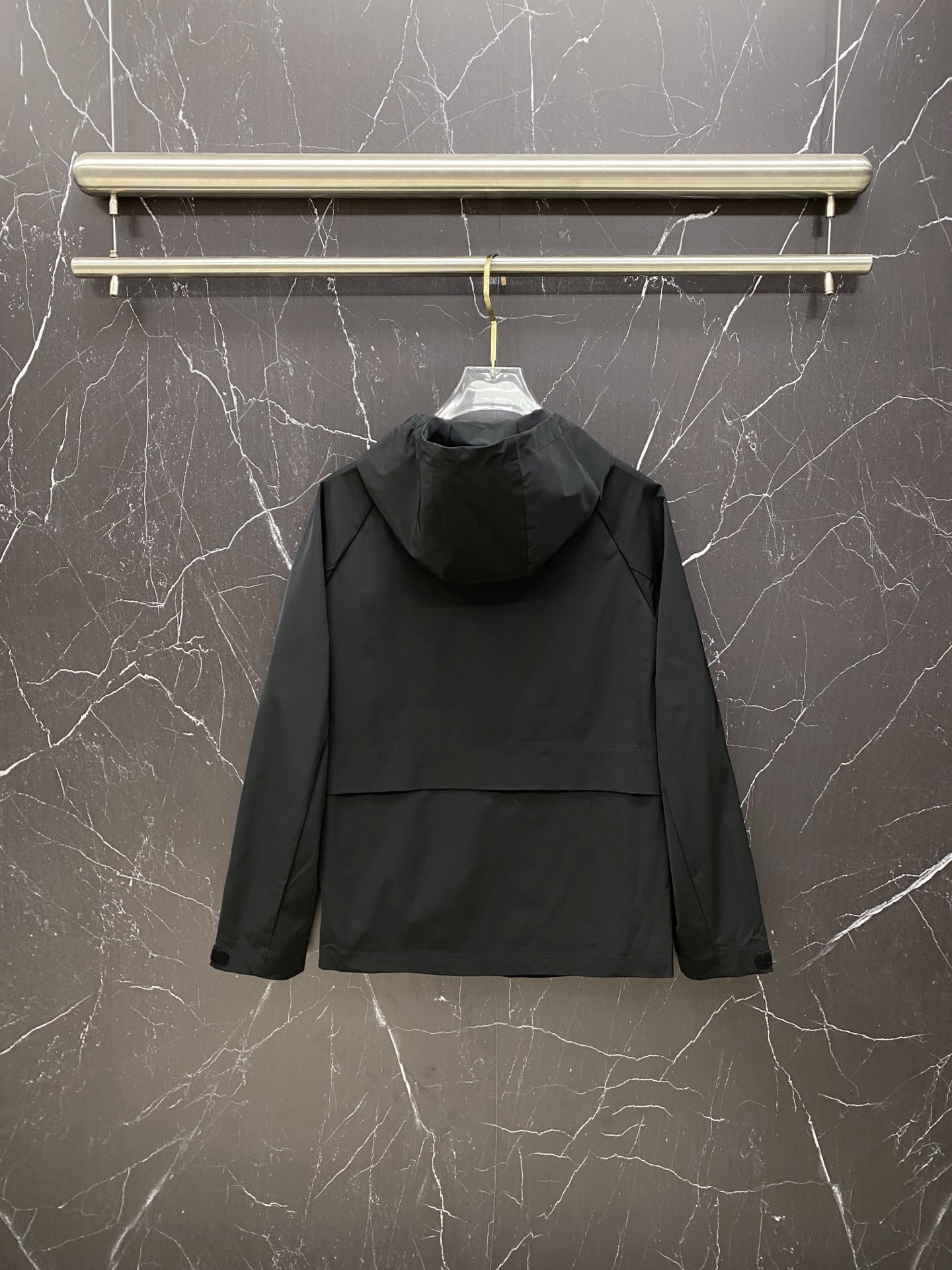 LV 2026ss春季新款连帽夹克外套全高端版本！高定专柜面料辅料，透气舒适度高，细节无可挑剔，做工考究